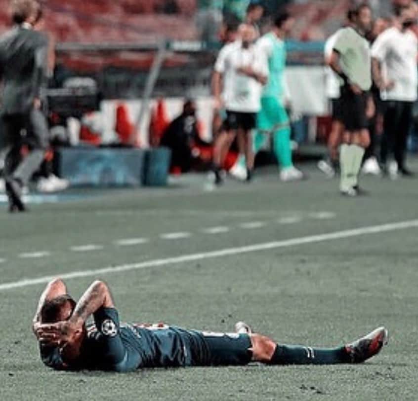 マルコ・ヴェッラッティのインスタグラム：「Cette nuit c’est pas passé comme nous souhaitons mais je suis fier de faire partie de cette grande famille @psg Merci à tous pour le soutien et aujourd’hui plus que jamais j’aime encore de plus ces couleurs 🔴🔵」