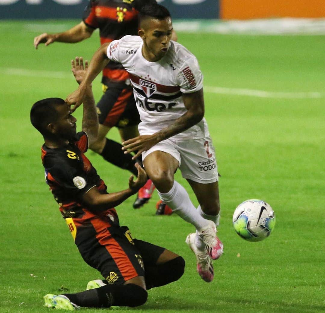 São Paulo FCさんのインスタグラム写真 - (São Paulo FCInstagram)「⚽️ Mais imagens de Sport 0x1 São Paulo, na Ilha do Retiro, em Recife, pelo @brasileirao! ⠀⠀⠀⠀⠀⠀⠀⠀⠀ #VamosSãoPaulo 🇾🇪 ⠀⠀⠀⠀⠀⠀⠀⠀⠀ 📸 Rubens Chiri / saopaulofc.net」8月24日 10時27分 - saopaulofc