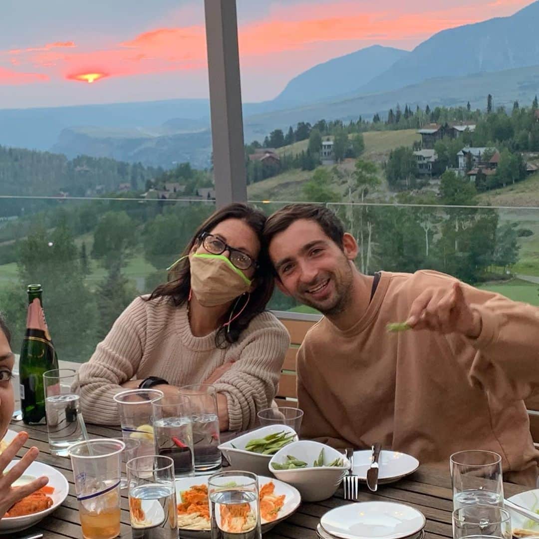 ボビー・ブラウンのインスタグラム：「Edamame with @5dukes mommy. Even though he’s called me Bobbi for as long as I can remember.」