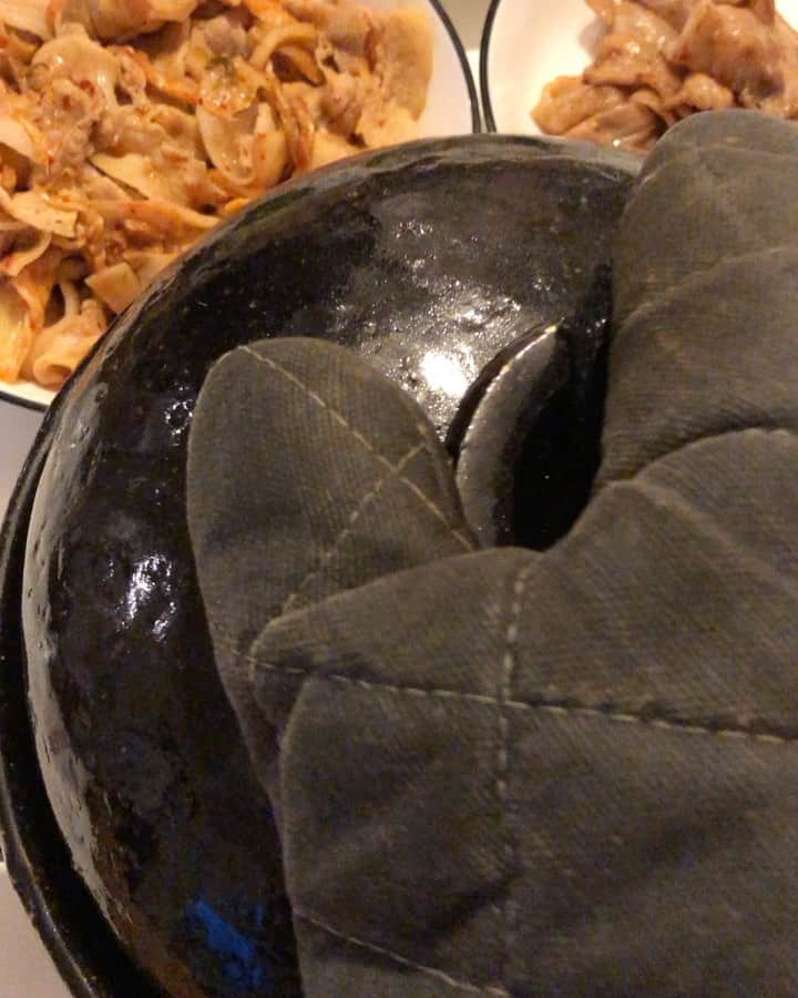 のインスタグラム：「はらまさでランチした日の夕飯( ^ω^ )  なぜか家でも土鍋ご飯！（笑）  前日にゴボウとニンジンと椎茸と煮付けておいたので、上に豚肉のせて炊き込み(o^^o)  あとは豚キムチとか、豚肉焼きとか、ほうれん草としめじとベーコンソテー、サラダ、ネギと鯛の味噌汁です(≧∀≦)  夕食後、屋上に行って、夏休みの宿題の夏の大三角形の星を見てきました。  やっぱり東京だと、空が明るくてなかなか星がみえないんだよね。 友達から今日見えてるよ！と連絡をもらい、急いで見てきたよ（笑）  本当は今日から石垣島に行く予定だったから、石垣島で星の観察をしようと思ってたんだけど、、、 沖縄の感染者が増えてしまってたので、先週キャンセルに（涙）  今年の夏は本当に予定が潰れまくって、悲しい夏になってしまいました。  でも健康で元気に過ごしてるだけで幸せ。 しかも、そうは言っても結構楽しんでるし！！  あと1週間！ 近場で満喫するぞ〜！  #甘糟ご飯#ご飯#土鍋ご飯#炊き込みご飯#星の観察」