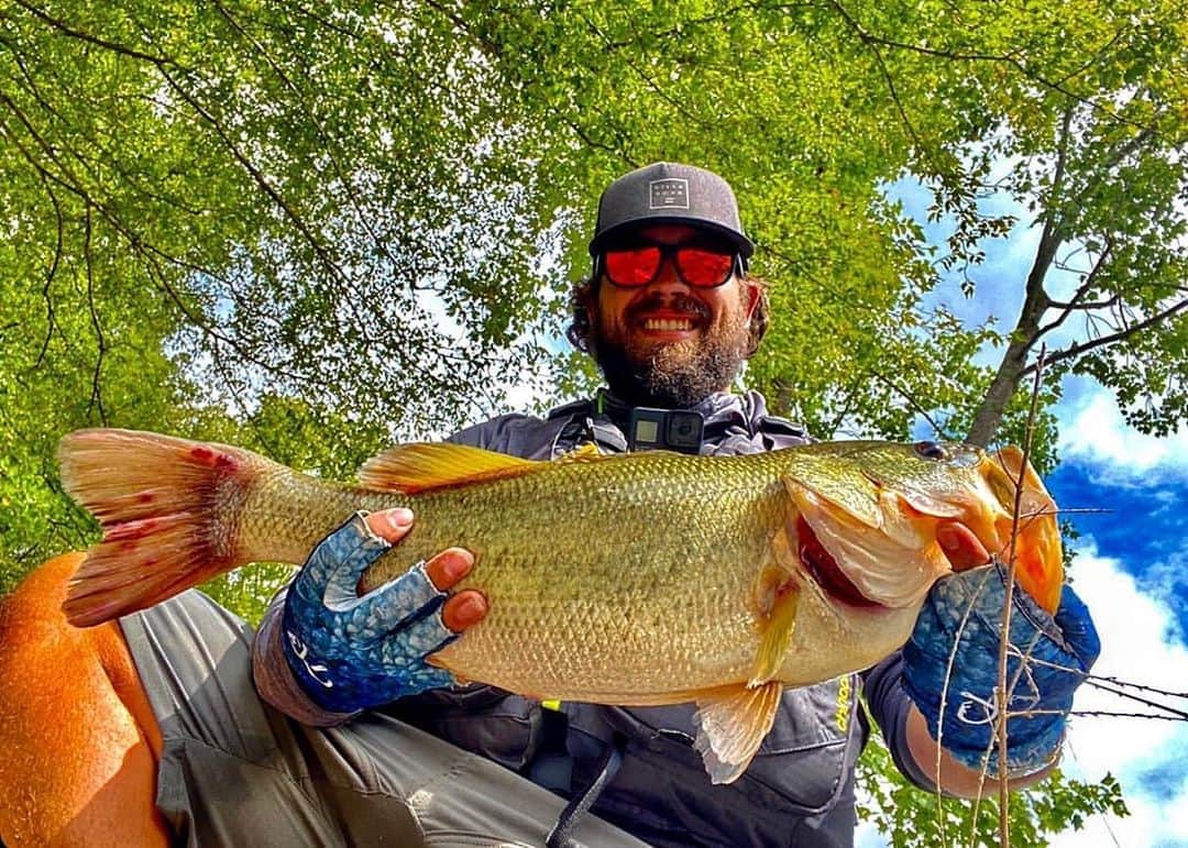 のインスタグラム：「A nice fatty from @teampeople_fishing from a recent @slaynationtournamentfishing  this weekend. He landed the biggest bass of the day but came up just short in the overall tournament. What would you prefer, big bass our tournament win? Tough call for sure. Congrats on the catch buddy you are certified Filthy. www.filthyanglers.com #fishing #slayer #slaynation #bass #filthyanglers #getfilthy #nature #bassfishing #kayak #tournament #angler #monsterbass #boat #mlf #bass #bassnation #bassmasters」