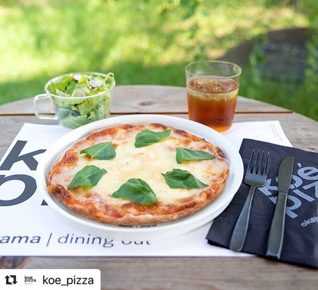 コエのインスタグラム：「. . 8/20(木)より ランチセットがスタート！  10:00〜16:00限定で、 お好きなピッツァにミニサラダ+ドリンクがついた お得なセットを開始します。  ご家族やご友人とご一緒に ぜひご来店ください🍕 . . ●ピッツァ ランチ（￥1500〜） お好きなピッツァ+ミニサラダ+ドリンク  ●サラダランチ（￥1500） サラダ+ドリンク （瀬戸内野菜のシーザーサラダ or 岡山産の柑橘と山利の釜あげしらすのサラダ） . . ＊ご利用時間は10:00〜16:00となります。 ＊ドリンクは、コーヒー、紅茶、ほうじ茶、煎茶よりお選びいただけます。 . . . 🍕koe pizza open：2020.6.19 fri address：岡山県岡山市北区石関町7 石山公園内 opening hours：July - September AM 10:00-PM 21:00  . . ＊koe pizzaでは、開放的な空間に加えて 手洗いの徹底やマスクの着用、ソーシャルディスタンスの確保など感染防止対策を徹底の上、営業いたします。 ＊ご予約は、お電話または食べログでも承っております。」