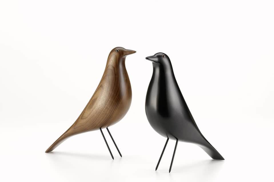 Vitra Japanさんのインスタグラム写真 - (Vitra JapanInstagram)「旅を愛したチャールズ＆レイ・イームズは、世界中の民芸品やおもちゃ、雑貨など様々な物を持ち帰り、自邸イームズハウスをまるでコラージュするかのように飾っていました。黒い木製の鳥のオブジェは、彼らがとても大切にしていた民芸品の一つで、50年以上もの間リビングの中央に置かれ、撮影した写真の中にも度々登場しています。2007年にヴィトラはこの黒い木製の鳥を「イームズ ハウスバード」として復刻し、2018年に自然の木目が美しいウォールナット製が加わりました。時を経て愛され続けるイームズハウスバードは、暮らしに楽しさと遊び心を添えてくれます。﻿ ﻿ Vitra Classics Pop Up at Artek Tokyo﻿ 会期：2020年8月12日(水) – 9月14日(月)﻿ 会場：Artek Tokyo Store / Artek Webstore﻿ 購入者特典：期間中、対象商品をご購入いただいた方全員にヴィトラ2020年カタログ”home stories”とアレキサンダー・ジラードデザインのペーパーナプキンをプレゼント（数に限りがあります）﻿ 対象商品：ジャン・プルーヴェ、チャールズ&レイ・イームズ、アレキサンダー・ジラードのデザインによるヴィトラ製品﻿ ﻿ #Vitra #VitraJapan #VitraClassicsPopUp #Eames #EamesHouseBird #Artek #ArtekTokyo﻿ #ヴィトラ #ヴィトラジャパン #チャールズイームズ #レイイームズ #イームズ #イームズハウスバード #オブジェ #プレゼント #ミッドセンチュリー #インテリア #インテリアデザイン #季節を楽しむ #暮らしを楽しむ」8月24日 10時59分 - vitra_japan