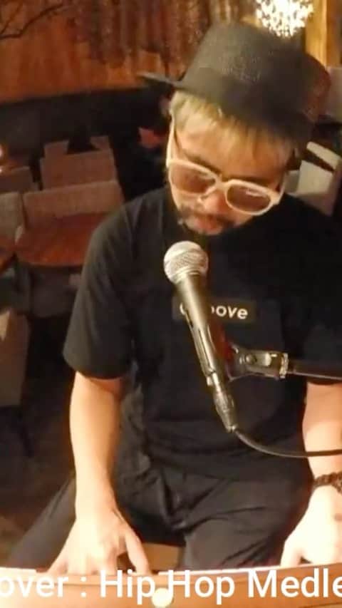 のインスタグラム：「前回の無観客(ちょいといるけど)配信ライブからダイジェストをどーぞ。ストンプボックスでキックの音を出しながらのヒップホップメドレー頑張ってみた。ネタいくつ分かるかな？👆  今回8.28は来客もOKですが、まぁ無理なき範囲で。YouTube配信しますから」