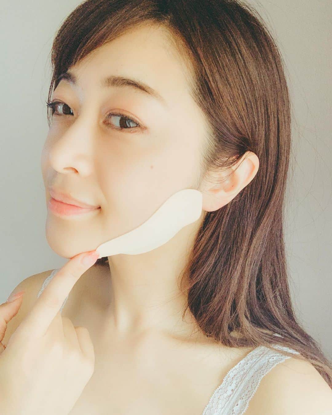 Kozue Kawabeさんのインスタグラム写真 - (Kozue KawabeInstagram)「マスクをつけ始めて顔のたるみが気になる！ってよく聞きますが、まさに。顔が見えないからたるみが気になる！！ そんな中顎のたるみにアプローチしてくれる商品を発見！ アバウトミーコラーゲンリフトアップバンド！！  伸縮性あるバンドをはるとピン！と顎ラインが引き上がる！撮影の日、お出かけの日に朝早くから付けておくと写真写りが全然違う✨ コラーゲン成分配合でハリのある健康的な肌になれるところもお気に入り！  @aboutme.jp_official  @styleandco_official  #ABOUTME #アバウトミー #MediAnswerFacelineBand #メディアンサーフェイスラインバンド #韓国コスメ #下あごリフティング #リフティング #TDS #美肌 #スタイルアンドコ #pr #小顔」8月24日 11時07分 - miyaco8