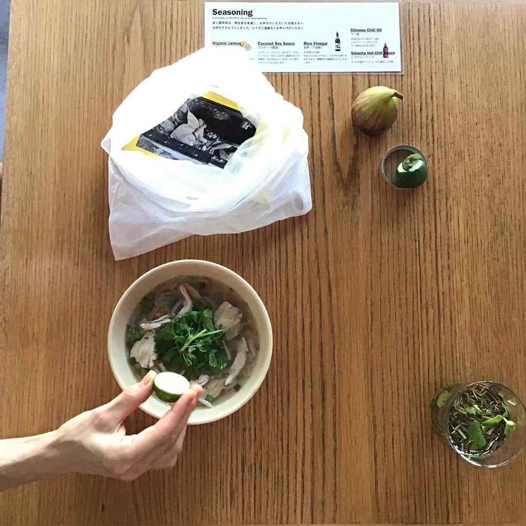 Pho 321 Noodle barのインスタグラム：「お早う御座います。  徳島 神山の露地栽培の酢橘が届く頃、初秋の風が　柔らかに　入り混じる千駄ヶ谷の交差点です。  今朝はすこし涼しく、phoのsoupを　より　ゆっくりと口に運びたくなりました。  our standard noodleこと‘美桜鶏のフォー’は　有機野菜と鹿児島の銘柄鶏　美桜鶏とレモングラス、八角などのスパイスで丁寧に取ったスープがbaseです。  季節の柑橘をひと搾り どうぞ。  本日も11:30am opening 5:30pm last call 6pm closing 中休みなしで開店致します。 原稿書きの羽根休め　撮影の腹ごしなえ　遅めのランチにお立ち寄りください。  未だ、wi-fiの不具合が完全に復旧出来ておらず　現金でのお支払いをお願い致します。お客様にはご不便をお掛け致しますが何卒宜しくお願い致します。  新しい月へと繋がる　8月最終章　今週も 安全第一で　宜しくお願い致します。  todays recommend: chicken pho,bun lovely veggie(warm),com chicken,boiled 🥚/coriander topping ,monday morning (tea time tailor) and petillant de mars🍾  todays opening bgm📻door/d’angelo  #mondaymotivation」