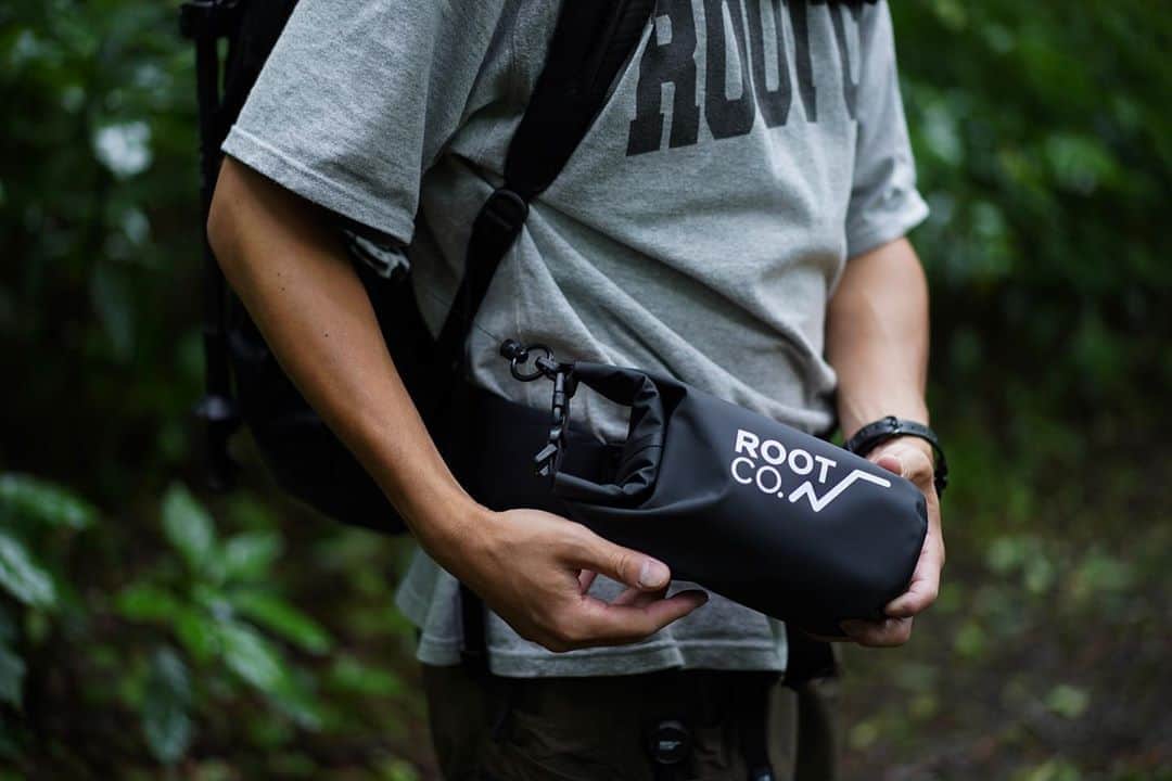 のインスタグラム：「. Limited novelty item. ROOT CO. Dry Bag. Available in the ROOT CO. ONLINE SHOP.  ROOT CO. Amazonストア・ROOT CO. 楽天市場店に続き、直営WEBストア『ROOT CO. ONLINE SHOP』をオープンいたしました。  オンラインショップオープンを記念し、取り扱い全商品を対象に限定ノベルティキャンペーンを併せて開催しております。  ■ROOT CO. ONLINE SHOP https://www.rootco-shop.jp/  ■オンラインショップ限定 LIMITED NOVELTY PRESENT概要 ご購入金額7,000円(税込)以上で先着250名様にオリジナル防水ドライバッグプレゼント 開催期間：なくなり次第終了 開催店舗：ROOT CO. ONLINE SHOP(Amazonストア・楽天市場店は除きます) 対象：期間中に会員登録をして《税込7,000円以上》ご購入いただいた方先着250名様(※1受注につき1点となります)  #root_co #rootco」