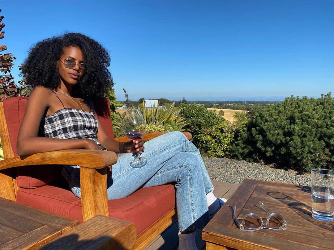 グレースマハリーのインスタグラム：「Finally able to visit the beautiful wine regions of Oregon!! Generally known for its Burgundy-esque Pinot Noir and Chardonnay, it would be remiss not to mention the delicious and identifiable style of wines from Willamette Valley — Eola-Amity, Dundee Hills, and Yamhill-Carlton (to name a few). If you’re exploring Oregon wine, Cristom, Brick House, and Hamilton Russell are fantastic places to start sipping! 🍇🍷」