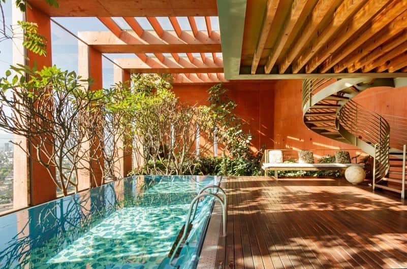 のインスタグラム：「#WeLiveHereNow This is our base in #MexicoCity for at least the next two months thanks to @airbnb Excited for the gym and pool, and it’s only $50 USD per night! #mexico #airbnb」