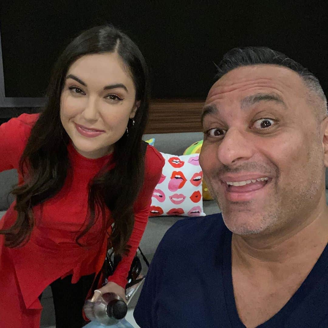 のインスタグラム：「Thanks to my friend @russellpeters for making us laugh & joining us on Grey Area on Friday! If you missed us live, the VOD is now on YouTube @watchvenn @dumbfoundead」