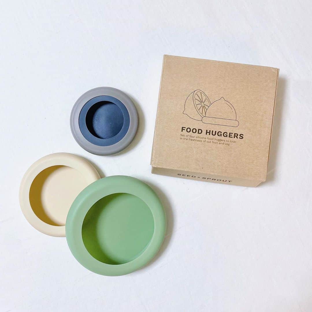 のインスタグラム：「CASA FLINEでお取り扱いしている﻿ SEED&SPROUTのフードハガー。﻿ ﻿ SEED&SPROUTはすべての商品にプラスチックや 有毒物質、BPAを含まないサスティナブルなブランド🌿﻿ ﻿ 良質な天然素材を使ったフードハガーは﻿残った果物や 野菜の鮮度を保つ次世代ラップとも言われているもので﻿ 余った食材をラップよりも長く新鮮に保ってくれる上に プラスチックゴミの削減にもなるよ❤︎﻿ ﻿ サイズも4種類ついてるから色々な食材に使える🥑﻿ ﻿ #CASAFLINE﻿ #SEEDandSPROUT」