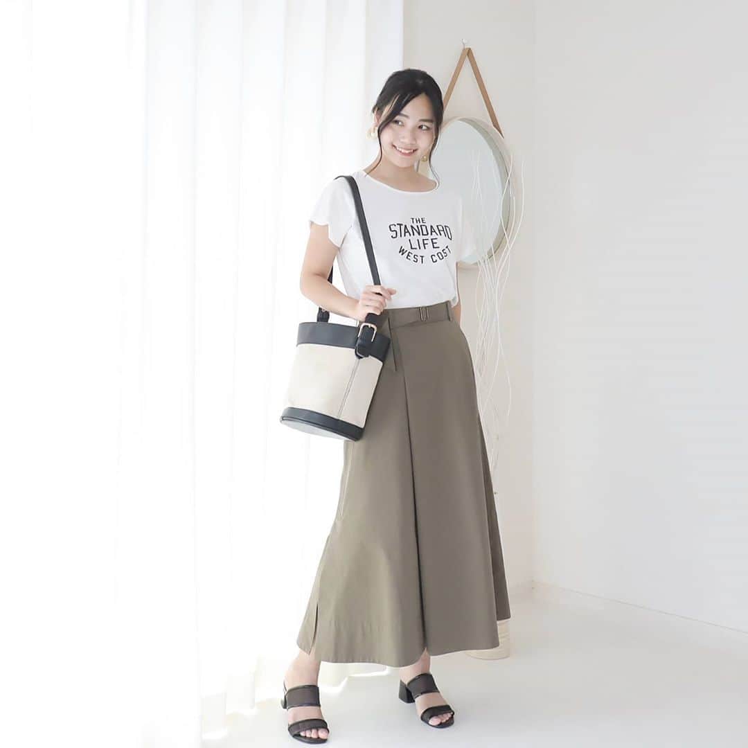 Eri Satoのインスタグラム：「white×khakigreen×blackコーデ · T-shirts: @blancbasque skirt: @bouncybond bag: @kalie_official · スカートは先日の赤ワンピと同じ @bouncybond のもの。 #ウォッシュドコットンパンツに見えるラップスカート · その名の通りラップパンツみたいな雰囲気だけど、スカートです！ とにかくラインが綺麗だし、秋コーデに活躍しそうでお気に入りです💛 ·  #BOUNCYBOND#バウンシーバンド#高身長コーデ#ママコーデ#カジュアルコーデ #夏コーデ#スカートコーデ #fashion#ootd#outfit#code#coordinate#style#ファッション#コーディネート#コーデ#プチプラ#プチプラコーデ#シンプルコーデ#mamagirl#locari#partegram#カジュアル#お洒落さんと繋がりたい」