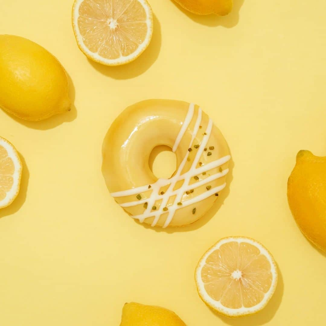 クリスピー・クリーム・ドーナツ ジャパンさんのインスタグラム写真 - (クリスピー・クリーム・ドーナツ ジャパンInstagram)「🍋No Baked Lemon Cheese Cake🍋  レモンの“甘酸っぱさ”と 「レアチーズケーキ」の“爽やかさ”が 相性抜群のドーナツ😍💕  https://krispykreme.jp/  #レアチーズケーキドーナツ #チーズケーキ #レアチーズケーキ #レアチーズ  #3時のおやつ #おうちカフェ #おうち時間 #おうちごはん #おうちスイーツ #おうちおやつ #クリスピークリームドーナツ #ドーナツ #ドーナツグラム #レモン」8月24日 11時30分 - krispykremejapan