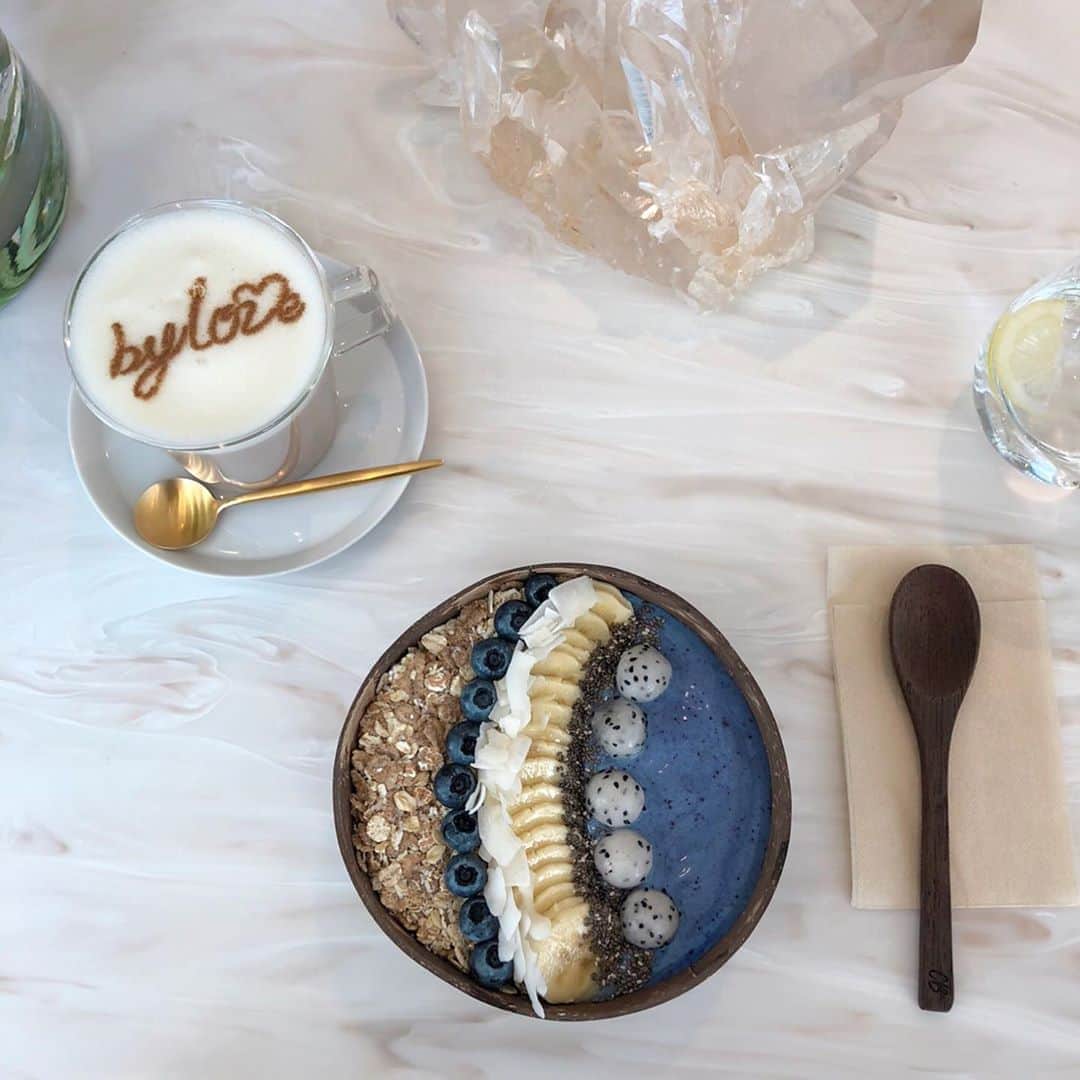 のインスタグラム：「🌿 . VEGAN CAFE by l♡ve. @cafebylove . . ■スムージーボウル 'スロートチャクラ' ■チャイティー ■ジェムウォーター (宝石のエネルギーの波動を水に転写しそのまま体に取り込める水) . この日は、フォトジェニックなカフェで ゆったりとした休日を過ごしました🛋 with @ami_ishii_ . . 永遠と話せそうな勢いだったなぁ〜🤣❤ . . #cafe #vegan #bylove #smoothiebowl #chailatte #healthy」