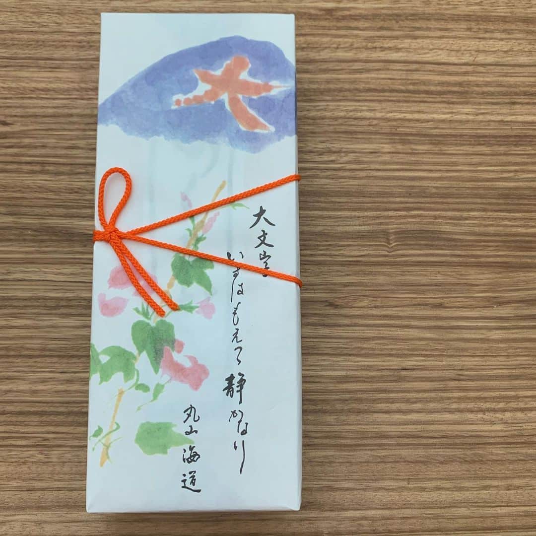 齊藤美絵さんのインスタグラム写真 - (齊藤美絵Instagram)「姉からの贈り物。  京都のおくちどり。  冷抹茶と共に 穏やかに過ごした週末。  お口に彩りのある菓子を というところからきている おくちどり。  その名前や京都の夏を表現した 繊細な干菓子に心ときめく✨  山があって川が流れ、 葉が輝き、花が鮮やかに咲く。  #京都　#干菓子　#おくちどり #ツタエルヒト。」8月24日 11時25分 - saitomie