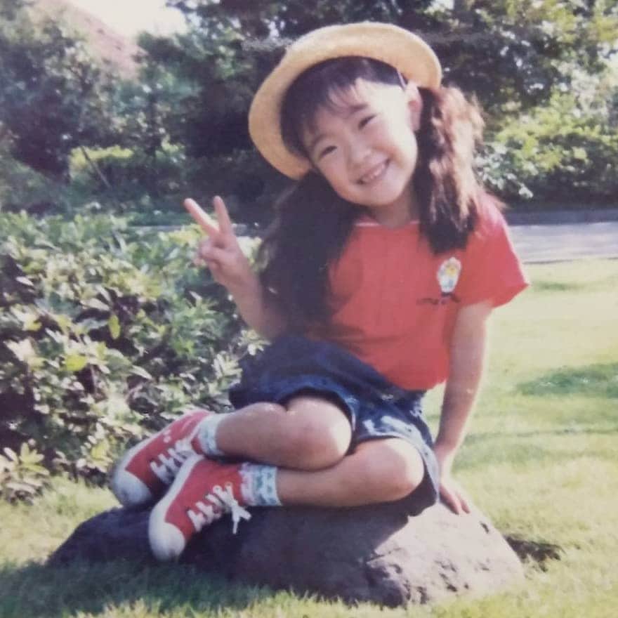 国友愛佳のインスタグラム：「小さい頃のあいか( *´艸｀) 昔から写真撮られるの好きだったなぁ(笑)」