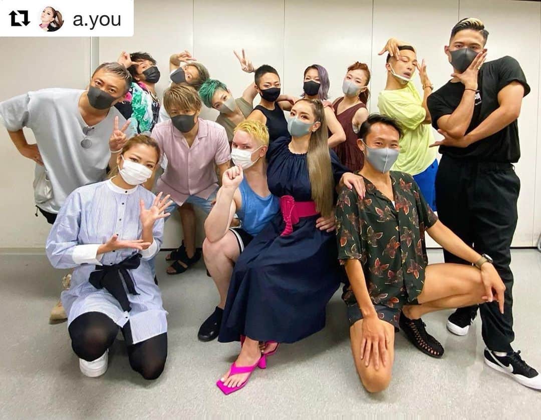 荒木駿平のインスタグラム：「楽しみ‼️そしてすでに、楽しい‼️ ありがとうございました‼️ #Repost @a.you  ・・・ 今日のムフフな撮影も無事終了👌❤︎❤︎❤︎  ありがとうございました！！！  #ゴリちゃん #短パン極短」