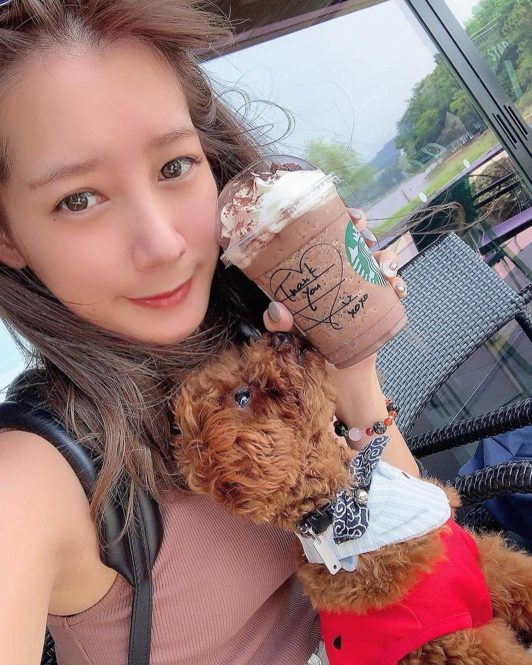 野形仁美のインスタグラム：「先日久しぶりにおこげとしおりと スタバデートに行きました🐶🤍 スタバのお姉さんがとっても可愛いイラスト？ をカップに描いてくれてて嬉しかった🥺🤍 (おこげに狙われているフラペチーノ) なんでも話せる友達との時間は とっても大切な時間🥳🥳 おこげに癒される日々です🐶🤍 (久しぶりに自撮り投稿失礼します🦁😂) #スタバ　#大濠公園　#わんこのいる生活 #といぷーどる #福岡カフェ巡り #博多カフェ　#summer #ランチ　#ネイル」