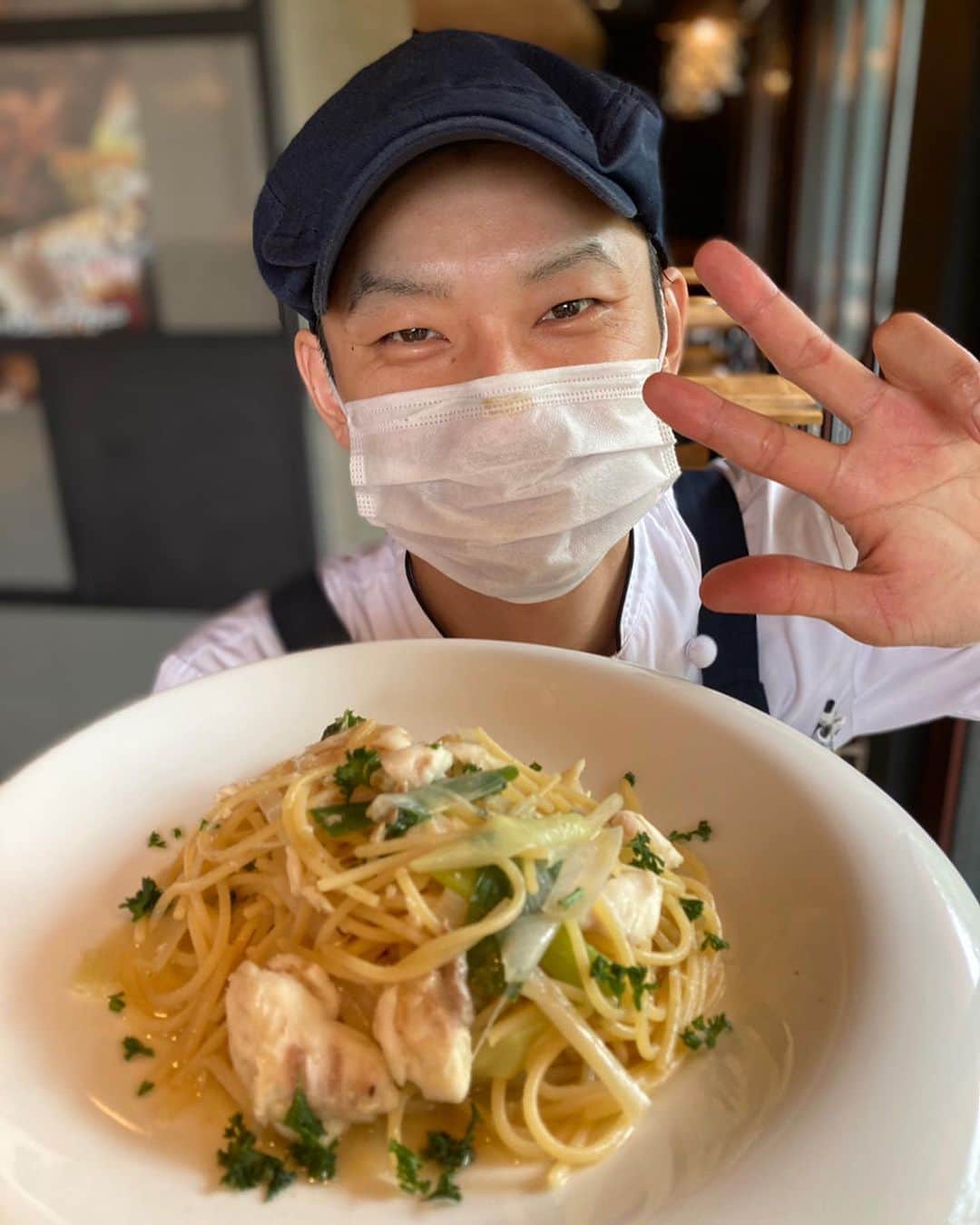 T.G.HEARTH TGハースのインスタグラム：「こんにちはTGハースです😋﻿ 今週のランチメニューのご紹介。。﻿ ﻿ ・柚子胡椒がアクセント！﻿ 　　　真鯛と長ネギのペペロンチーノ🐟﻿ ﻿ ・つくば鶏と揚げナスのトマトソース🍅️﻿ 　　　　　🌱大葉のジェノベーゼとともに…﻿ ﻿ ・トリュフ香る。。﻿ 　　　キノコ🍄とチキン🐓のマカロニグラタン﻿ ﻿ ・若鶏の香草パン粉焼き。﻿ 　　　　　カレー風味のデミグラスソース﻿ ﻿ 大人気から揚げとロティサリーチキン🐓もあるお！﻿ ﻿ 毎週月曜日・火曜日はデザートの日🍮今回はプリン。﻿ ﻿ ﻿ ﻿ ﻿ テイクアウト限定チキンのご案内↓↓↓﻿ 当店名物ロティサリーチキン1羽まるごと¥1980🐓﻿ すぐ電話↓↓↓期間限定なのでお早めに〜💕💕💕﻿ ☎️03-6416-9445←ﾖｳﾁｪｹﾗ🤘﻿ ⭐️旨辛フェアも絶賛開催中なのでテイクアウトチキンの味変更やハーフ&ハーフも対応してます🤓﻿ ﻿ ﻿ ◆ガレット（YouTubeで動画も見れるよ‼️）﻿ https://www.instagram.com/galette.galette/﻿ ﻿ https://m.youtube.com/channel/UC4nVtquelZgXuDnXWpCQ9sg﻿ ﻿ ◆モバイルオーダーも出来るようになりました✨﻿ プロフィールからHPをアクセスしてください♪﻿ モバイルオーダー﻿ https://tgh.for.dinii.jp/﻿ ﻿ ◆Uber eats・menu・出前館によるデリバリー﻿ 11:30〜21:00﻿ ﻿ ◆LINE@登録お願いします♪﻿ https://lin.ee/g0H4jc6﻿ ﻿ ﻿ 皆さまの笑顔に会えますように！💕💕💕﻿ ﻿ #TGハース#代官山ディナー#代官山ランチ#恵比寿グルメ#恵比寿ビストロ#恵比寿ディナー#代官山グルメ #ハース #代官山テイクアウト#恵比寿ランチ#ラクレット#チーズ#ロティサリーチキン#恵比寿ご飯#menu#恵比寿ワイン#テイクアウト#渋谷ディナー#恵比寿チーズ#tghearth#渋谷グルメ#渋谷ランチ#恵比寿チーズ#恵比寿カフェ#チーズケーキ#渋谷テイクアウト#恵比寿新聞#恵比寿ビール#チーズフォンデュ#恵比寿テイクアウト」