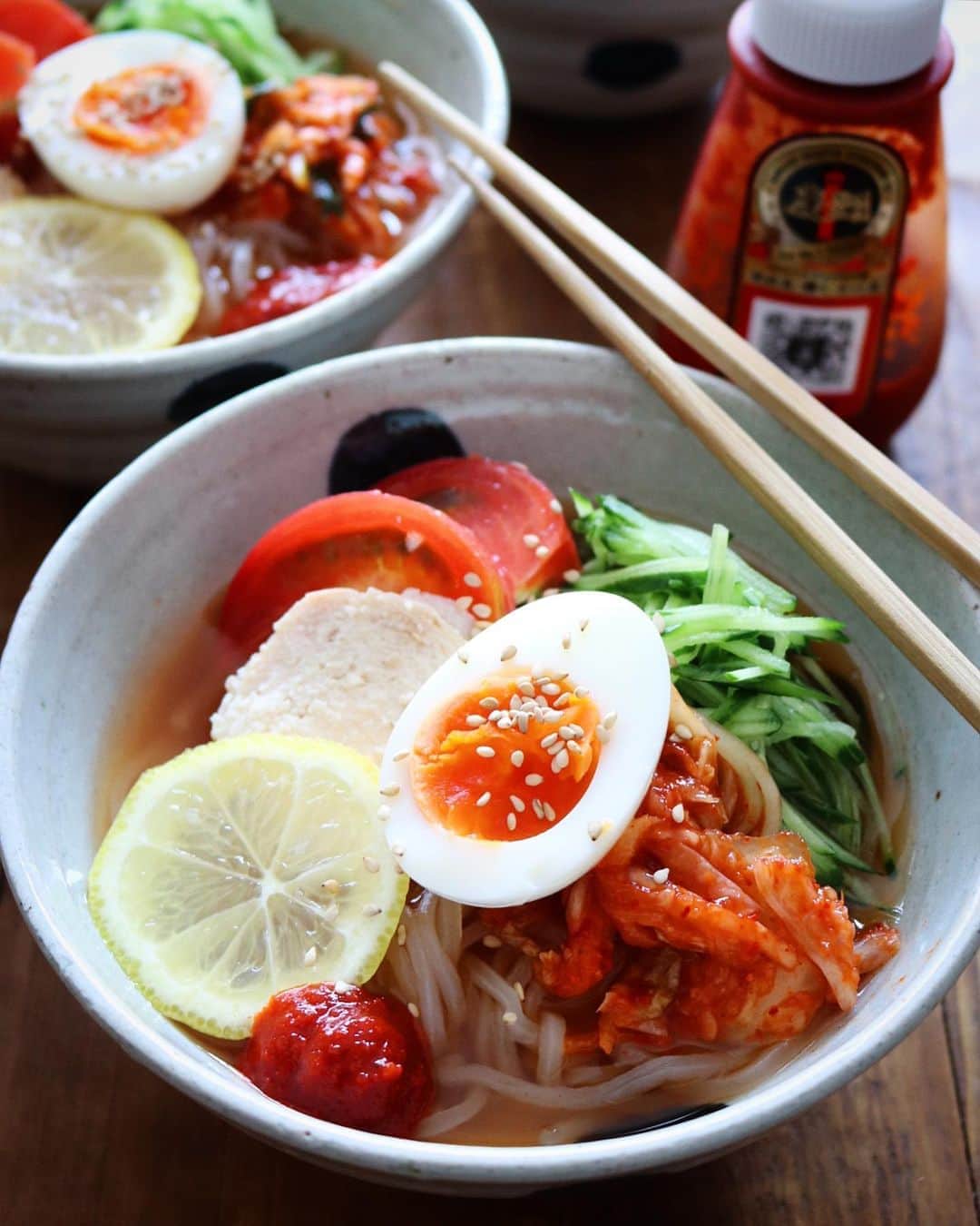 のインスタグラム：「2020.8.24 ． ． 週末の家族冷麺🍜 ． ．　 最近、ハマって週一食べてるセブンアイの盛岡冷麺💕 柔らか麺が好きな方は2〜3分の茹で時間ですが私は極固が好きなので1分茹で。 ほぐしてほぼ終わりですー！🤣 スープの味もいいし何よりこのモチモチ麺が好き💕 よく流水でシメてからいただいてます。 ． 冷麺好きな方は超絶オススメなので是非！ #勝手にPR  ． ． ． 📣 アンバサダーをおつとめしている 行列のできるキムチ専門店「おつけもの慶」さんのレシピ投稿キャンペーンに参加しています🙋‍♀️ ． かけるだけでお料理がもっと美味しくなる「慶No. 1ソース」を使ってコクうま冷麺に(｡>∀<｡)💕 ． このキムチソースは、辛さは控えめで旨味成分がたっぷりなので、かけるだけで一味変わる優れものです！ ． ． ただいま、@otsukemonokeiさんでは、レシピ投稿で豪華賞品がもらえるキャンペーンを開催中。(〜9/15) キャンペーン中は、2020円以上お買い物すると「慶No.1ソース」をプレゼントしていただけるとの事✨ ． ． 詳細は公式サイトをチェックしてみてくださいね！ ． ． https://www.kei-kimuchi.jp/ ． ． #昼ごはん#昼食#ランチ#冷麺#盛岡冷麺　 #おつけもの慶 #慶キムチの素レシピ  #pr#慶ナンバーワンソース #foodstagram#instafood  #delistagrammer#kurashiru  #locari#おうちごはん　 #フーディテーブル #igersjp#ellegourmet #ouchigohanlover  #マカロニメイト#ご飯でエールを #homecooking #japanesefood#foodlovers#foodie」