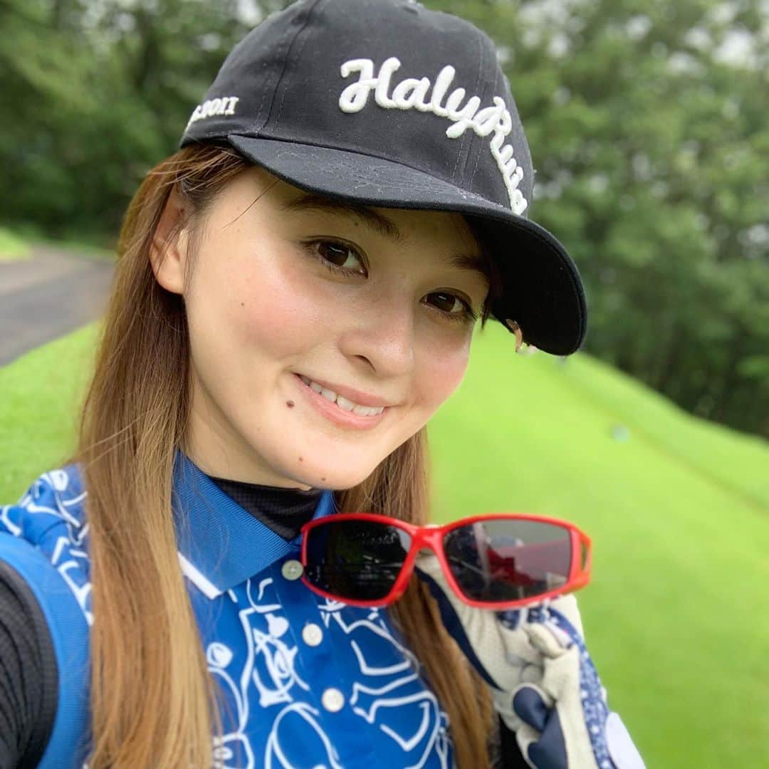 奥山夏織さんのインスタグラム写真 - (奥山夏織Instagram)「最近スコアが彷徨い気味でしたが、この日は久しぶりに100切れました❣️✨ ・ 🔴96❣️なんか久しぶりで嬉しい〜😭✨やる気が戻ってきました♪笑 この日も#スイングマジックグラス で朝から練習😊#岩舟ゴルフ倶楽部 でした✌️ ・ アドレスの距離感が掴めるのと、スイングのブレが直るので朝からの練習にもってこい🏌️‍♀️8〜9月は暑いけど、100切りが定着できるように頑張ります❣️ ・・・ #風太ゴルフ #スイングマジックグラス #swingmagicglass #ゴルフ #スイング #フォーム #フォーム矯正 #軸ブレ #ゴルフ #ゴルフ好き #golf #golf女子 #ゴルフ女子 #🏌️‍♀️ (@smgfutagolf)」8月24日 11時36分 - okuyama_kaori