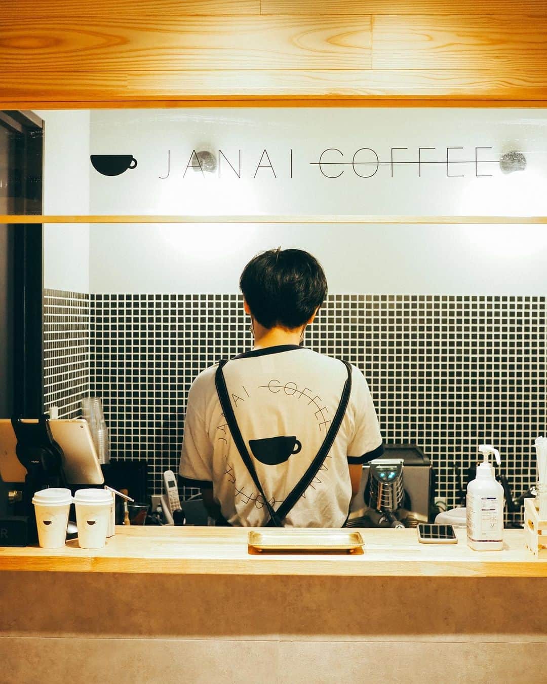 あまいものさんのインスタグラム写真 - (あまいものInstagram)「8/13に恵比寿にオープンしたJANAI COFFEE . 表ではコーヒースタンドを装っているけど、ホームページの秘密を解いて、画面を見せると裏のバーに入ることができます . 店内にはこの隠しページを見せない限り絶対に入れてくれないので注意してくださいね😳 . ※入れない人が多いみたいで、一応8ページ目にネタバレの動画があるので見たくない方は見ないようにお願いします！ . . CAFE ⇨  @janai_coffee @janai_coffee_b  FOOD ⇨ #コーヒー牛乳カクテル PLACE ⇨#恵比寿 . .  . #東京カフェ #カフェ部 #カフェ好きな人と繋がりたい #コーヒーのある暮らし #コーヒー好きな人と繋がりたい #珈琲好きな人と繋がりたい #カフェスタグラム #카페 #ひとりカフェ #ひとり時間  #甘党女子 #genic_cafe #retrip_cafe #cafestagram #カフェ散歩 #カフェパト #スイーツ好き #おうちカフェ #おうち時間#cafefood #カフェ巡り好きな人と繋がりたい #hanakogram #bar #恵比寿カフェ #恵比寿 #janaicoffee」8月24日 11時37分 - amaimonochannel