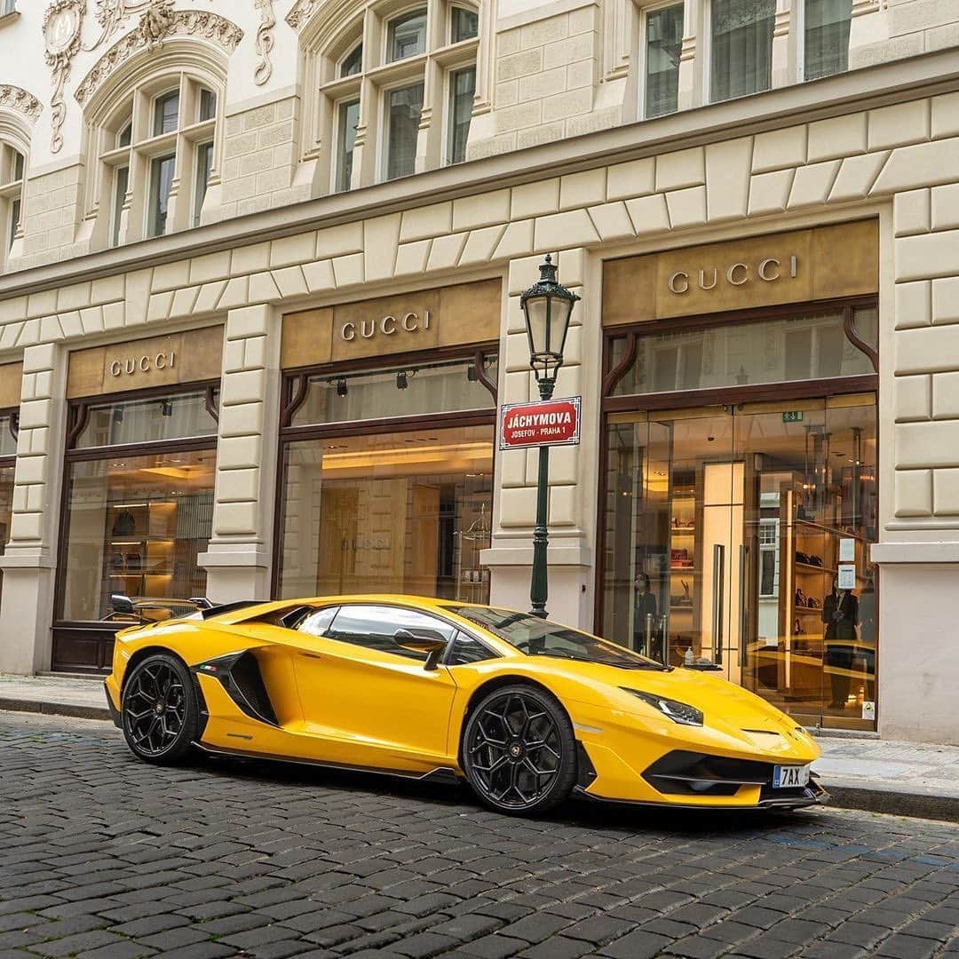 CARLiFESTYLEさんのインスタグラム写真 - (CARLiFESTYLEInstagram)「Is yellow the best color on a Lambo? Owner @bee_svj #carlifestyle」8月24日 11時46分 - carlifestyle