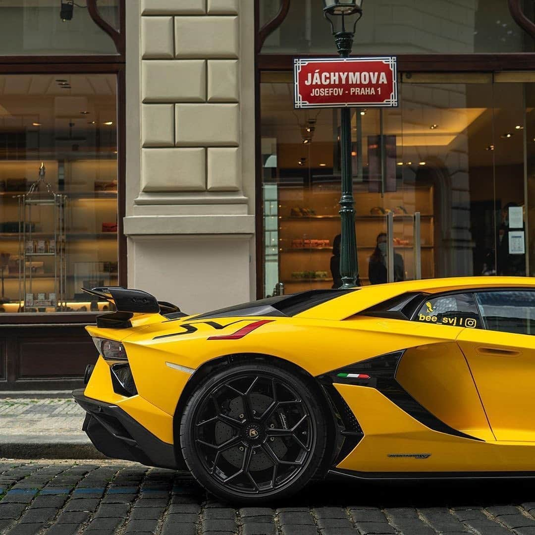 CARLiFESTYLEさんのインスタグラム写真 - (CARLiFESTYLEInstagram)「Is yellow the best color on a Lambo? Owner @bee_svj #carlifestyle」8月24日 11時46分 - carlifestyle