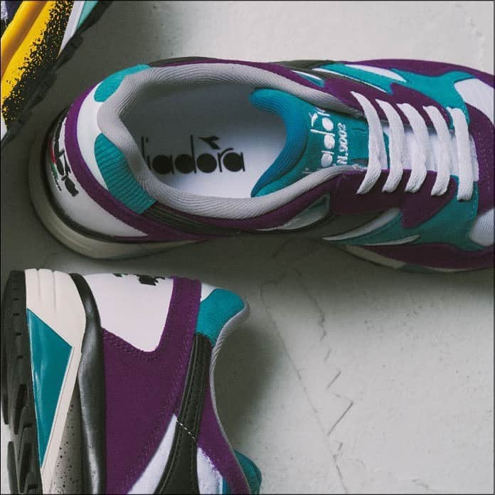 のインスタグラム：「. 【diadora NEW PRODUCT INFORMATION】 . "n9002" . 1992年に中距離ランナー用として発売され、その後ライフスタイルスニーカーに変貌を遂げたdiadoraの最も象徴的なシューズ"N9002" ビジブル構造で話題を呼んだクリアアウトソールはそのままに、当時と同じ"double action"システム（※着地時のかかとの衝撃を吸収し、前足部で強い蹴り出しを可能にするテクノロジー）を搭載。 抜群のクッショニングと毎シーズン絶妙なカラーリングが楽しめるコアアイテム。 . #diadora #diadorasportswear #n9002 #makeitbright #sneakers #ディアドラ #ディアドラスポーツウェア #スニーカー」