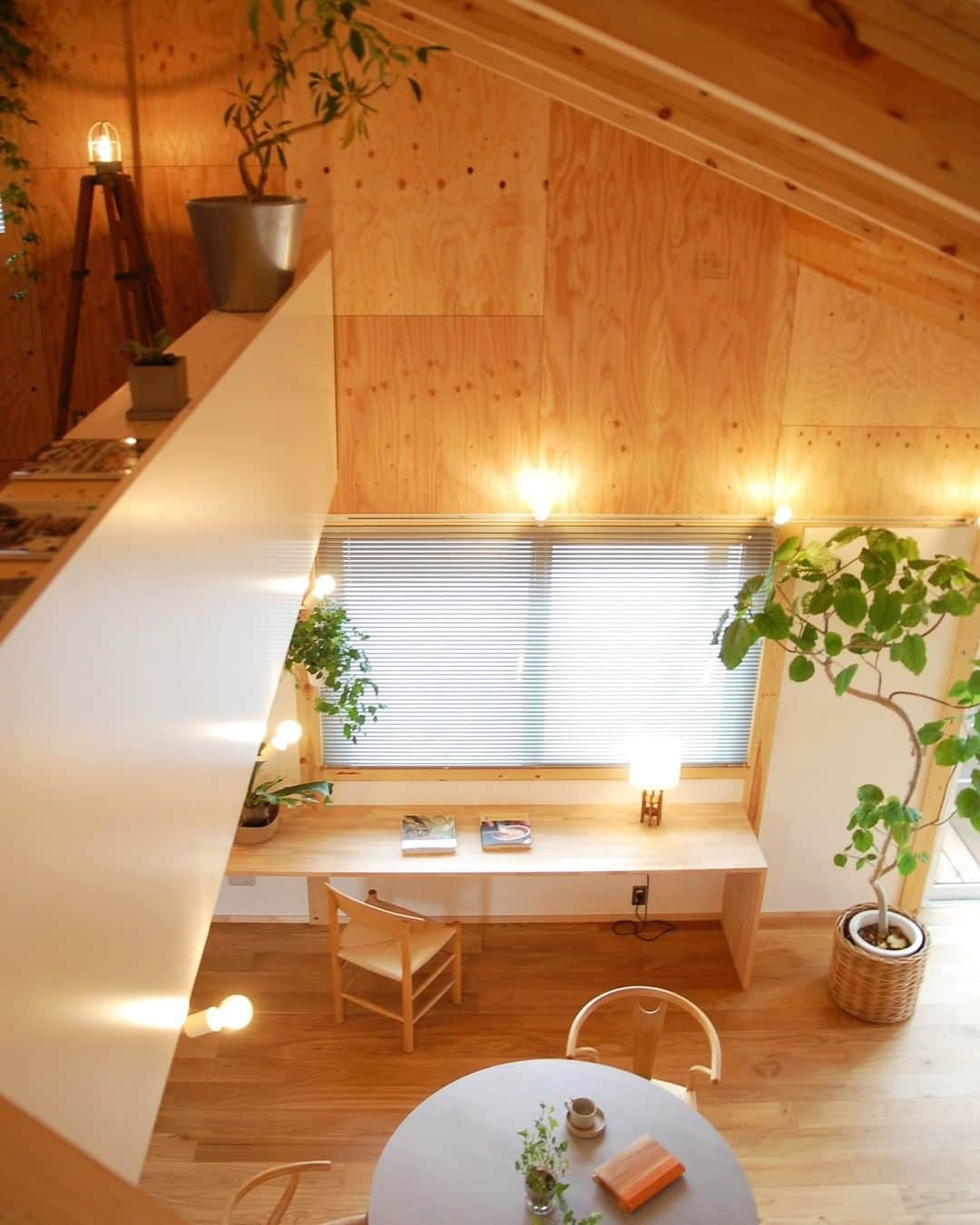 田中工務店／大阪／木の家さんのインスタグラム写真 - (田中工務店／大阪／木の家Instagram)「. ダイニングテーブルの近くに、スタディーコーナーがあると便利です。 . 暮らしのアイデア・写真は👇🏻のタグからどうぞ @tanaka.komuten #tanakakomuten_dining . ----------------------------- 家を建てること、それはいい時間を手に入れることを。 @tanaka.komuten は大切な人との豊かな時間という価値を、設計士とつくる木の家づくりを通して、お客様に届けることを目的としている大阪北摂・吹田市にある工務店です。 この価値観と合う方はぜひフォローください🤲🏻✨ . #吹き抜け #吹抜けリビング #スタディースペース #スタディーコーナー #グリーンのある暮らし #観葉植物のある暮らし #植物のある暮らし #シンプルな暮らし #インテリア雑貨 #木の家 #注文住宅大阪 #注文住宅」8月24日 11時50分 - tanaka.komuten