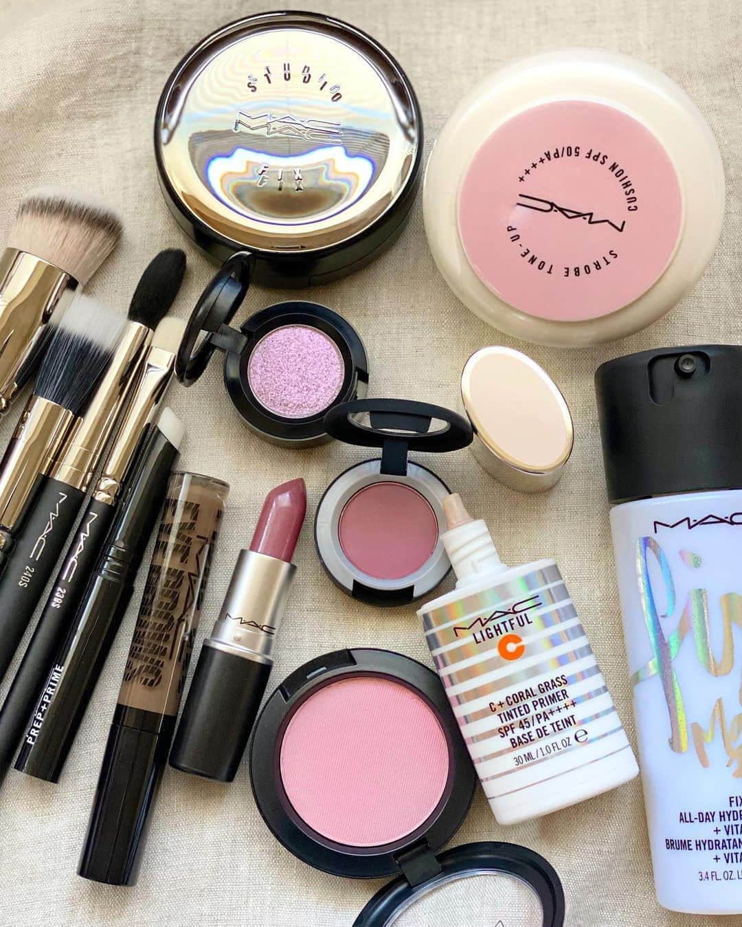 M∙A∙C Cosmetics Japanのインスタグラム：「2020年秋冬のトレンドメイクをご紹介✨3ルック目のテーマは「フェミニン」 ㅤ ライラックカラーのグリッターシャドウを目頭と目尻にアクセサライズ💎 控え目に女性らしさを演出するトレンドのくすみピンクでワントーンに。 ㅤ 仕上がりのイメージはスワイプしてチェック👉 ㅤ 【使用製品】 FACE ☑︎ストロボ トーンアップ クッション コンパクト SPF 50 ピンクライト EYES ☑︎パウダー キス アイシャドウ ライプンド (⇒使用ブラシ # 240S ラージ テーパード ブレンディング ブラシ) ☑︎ダズルシャドウ シャイン デライト (⇒使用ブラシ # 239S アイ シェーディング ブラシ) BLUSH ☑︎パウダー ブラッシュ ウェル ドレスト (⇒使用ブラシ  # 188S スモール デュオ ファイバー フェイス ブラシ) LIPS ☑︎M∙A∙C プレップ プライム リップ ☑︎リップスティック シロップ ㅤ 【全ルック共通使用製品】 ☑︎フィックス+ ラディアンス ☑︎ライトフル C+ ティンティッド プライマー SPF 45 (⇒使用ブラシ # 170 シンセティック ラウンド スラント ブラシ) ☑︎スタジオ フィックス コンプリート カバレッジ クッション コンパクト SPF 50 (⇒使用ブラシ # 170 シンセティック ラウンド スラント ブラシ) ☑︎アイブロウ ビッグ ブースト ファイバー ジェル ㅤ #MACCosmeticsJapan #MACCosmetics #MAC #MACコスメ #マックコスメ #コスメ #コスメレポ #化粧品 #デパコス #コスメ部 #コスメマニア #メイク好き#メイク道具#美容大好き#美容好き#メイクプロセス#トレンドメイク#秋メイク#秋冬メイク#メイクテク#アイメイク#アイシャドウ#グラデーション#一重メイク#スモールアイシャドウ#キラキラ#キラキラメイク#ツヤ肌#ツヤ肌メイク」