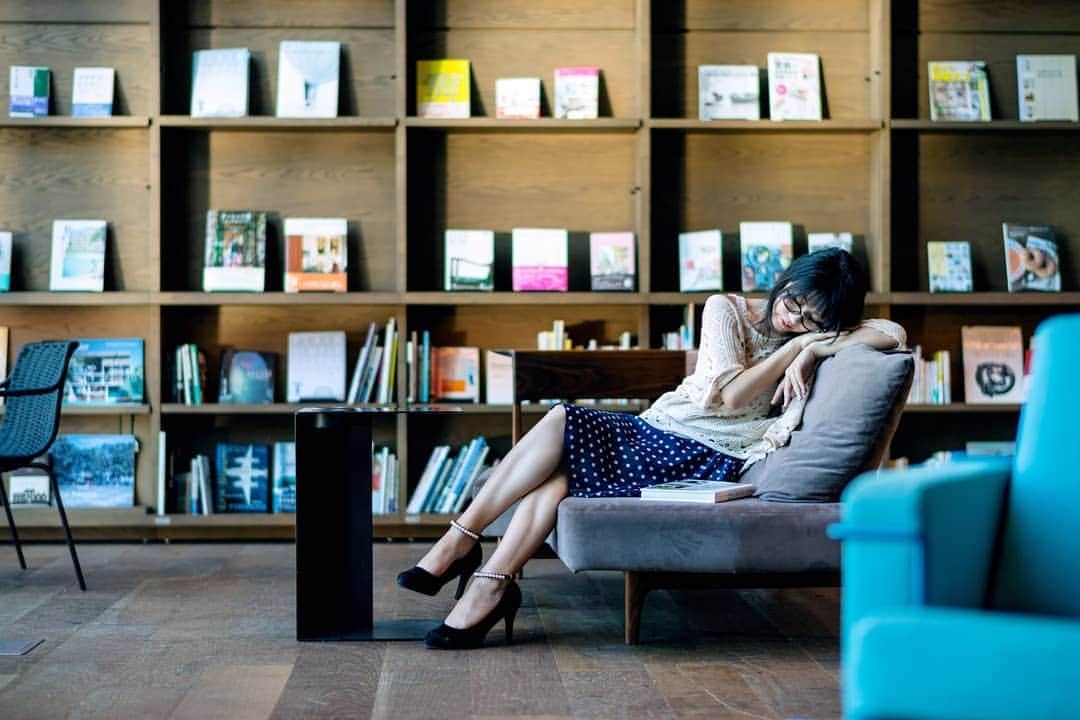 高橋さくらのインスタグラム：「* * ねむり  * *  エアコンの効いた部屋で こんな風に眠れたら最高♥  #本屋 #本 #夏 #眠り #青 #図書館 #室内 #涼 #女性 #ポートレート #カメラマン #モデル #光 #かずさん写真部  #splus_cameraclub」