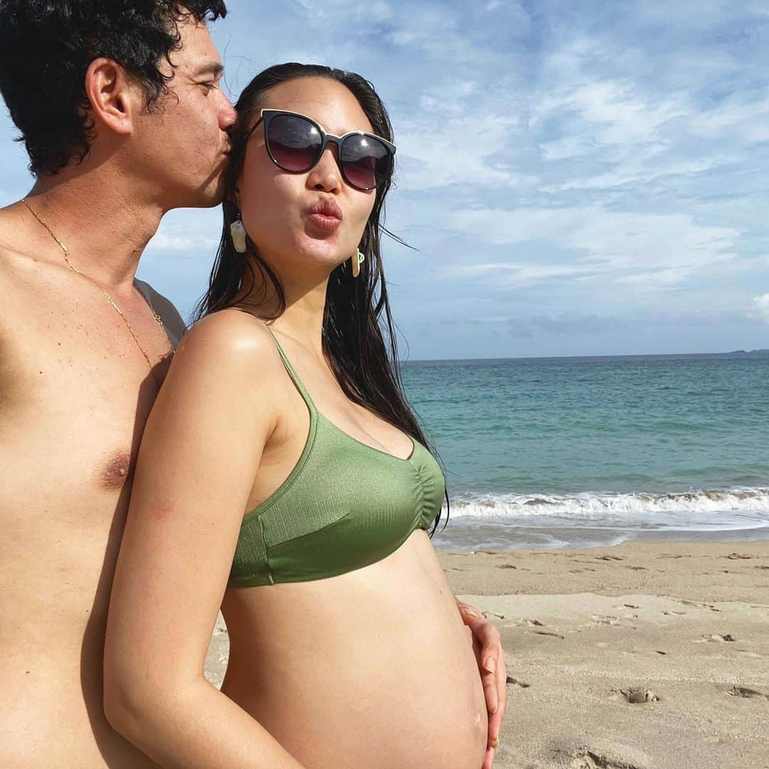 タヤネさんのインスタグラム写真 - (タヤネInstagram)「Enjoying the beach with our little girl🎀 #itsagirl #26weeks  Princesinha a caminho💖  #émenina #praia #verão #beach #weekend #summer #love #pregnantlife」8月24日 12時05分 - thayaneinazu