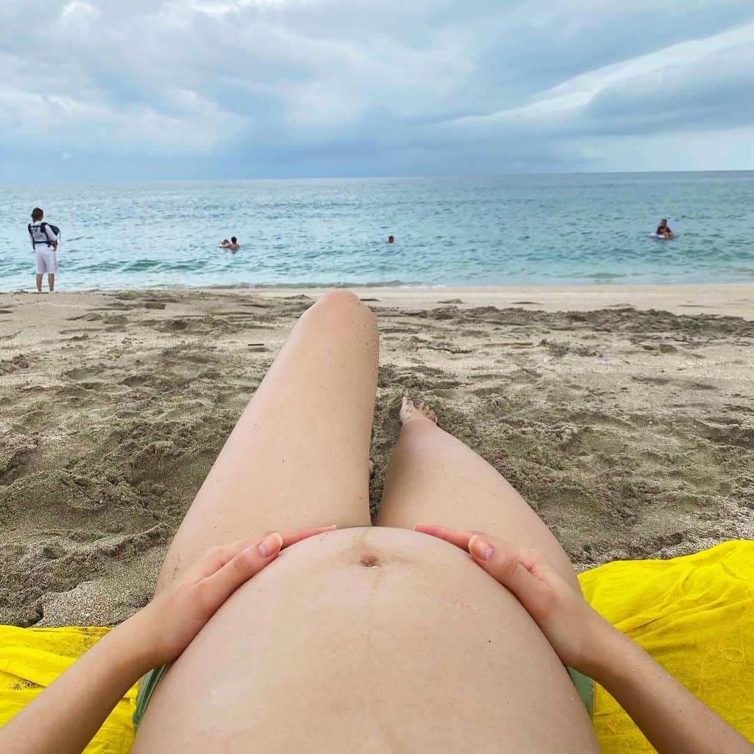 タヤネさんのインスタグラム写真 - (タヤネInstagram)「Enjoying the beach with our little girl🎀 #itsagirl #26weeks  Princesinha a caminho💖  #émenina #praia #verão #beach #weekend #summer #love #pregnantlife」8月24日 12時05分 - thayaneinazu