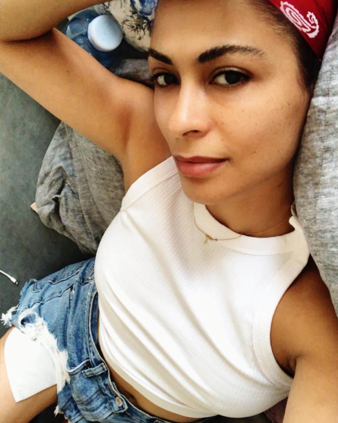 のインスタグラム：「Thankful to finding my way slowly into smiling not for pictures or to please people but smile in my heart.. this has been an amazing year in its un-negotiable challenging calendar to all of us.. but it’s definitely a year where bullshitting our way through life and those around us.. doesn’t work.. a year where running away from our selves does absolutely not work.. hang in there beautiful people.. the #heart see’s what the #eyes can not.. #egyptianproverb ❤️ 👁」