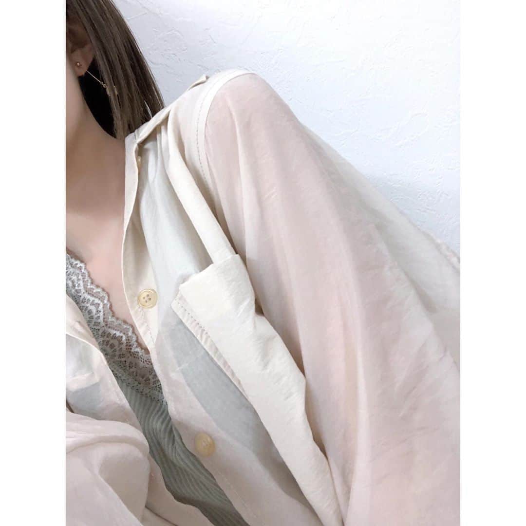 こばしり。さんのインスタグラム写真 - (こばしり。Instagram)「シアーシャツを初挑戦してみた時の☁️﻿ ﻿ 今回は女の子らしくしてみたから、今度シアーシャツ着る時はカッコいい感じにしてみたい💭﻿ ﻿ シアーシャツ @public_tokyo  レースタンクトップ @titivatejp  ベルト @hitoiki.official  スカート @uniqlo  サンダル @n._official」8月24日 17時30分 - lovetomato_24