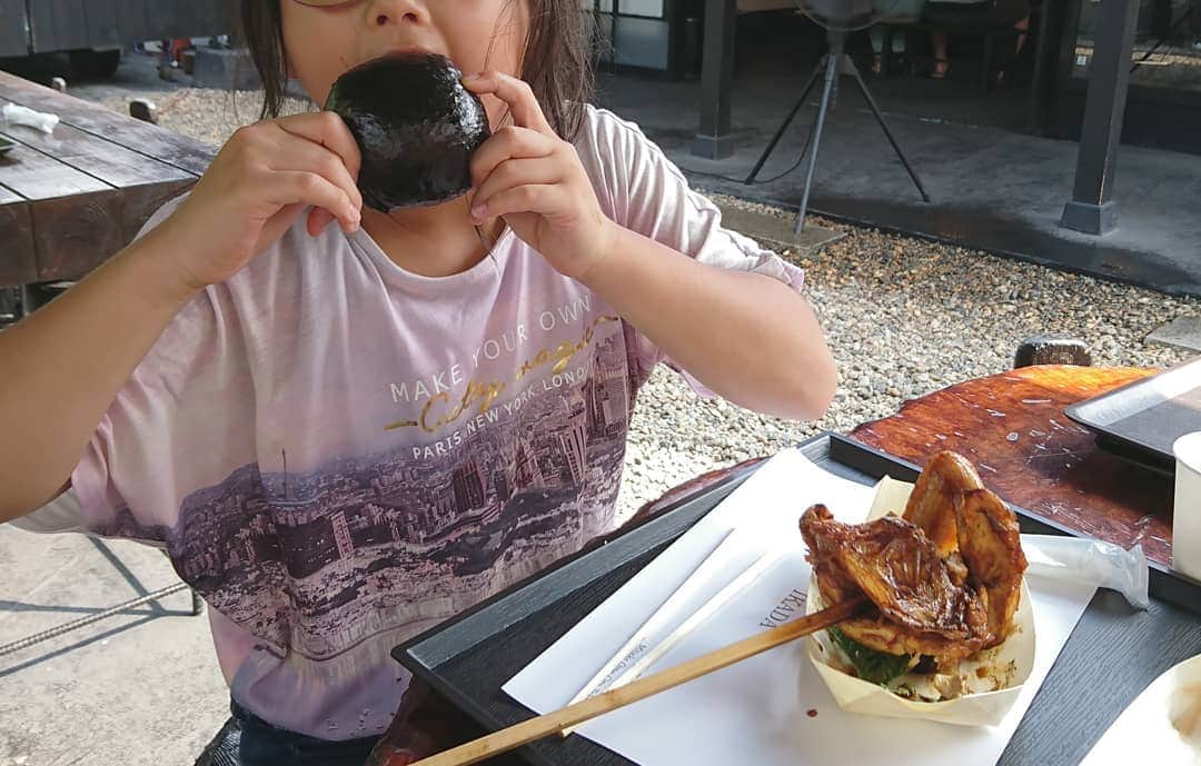 安田さちさんのインスタグラム写真 - (安田さちInstagram)「夏休み最後の土日、都内で小旅行をしてきました🚗  初日のお昼は、団長が以前ロケでお世話になったお店へ。  自分で焼く鶏肉、大きな爆弾おにぎり、味玉という、至福の組み合わせ❗  娘たちもペロリと完食でした😃  #炭鳥蔵IKADA #青梅市グルメ #東京観光」8月24日 17時30分 - sachi.yasuda31
