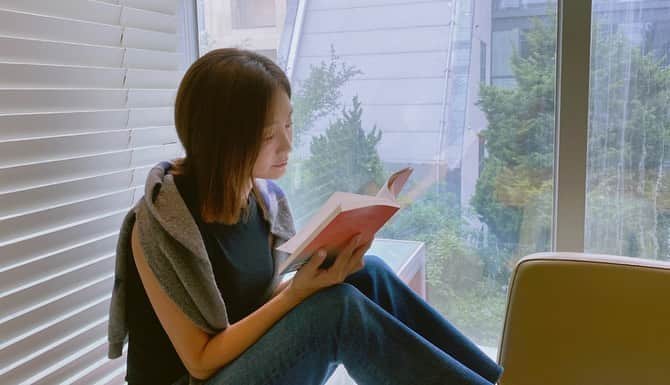 パク・ヒョジュのインスタグラム：「이번 브이로그는 #랜선낭독회 “오늘은 책 읽어드릴께요” 브이로그를 통해서 제 책방에 꽂혀있는 책들을 소개하며 낭독을 해봅니다📖 첫번째는 제가 예전에 썼던 여행에세이  #너도그러니나도그래 를  읽어드려요 #hyojuvlog  .  .  #주소는프로필에👆🏻」