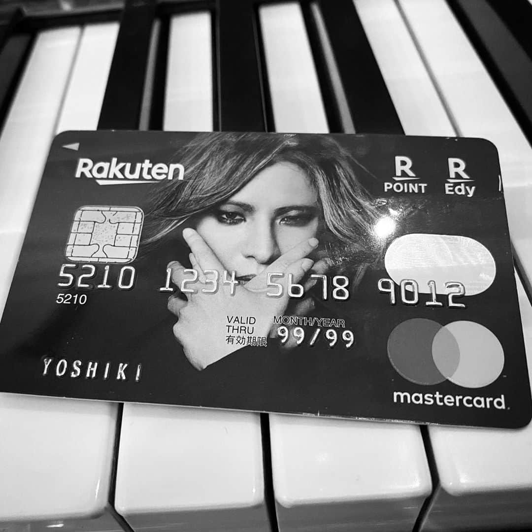 のインスタグラム：「Do you have this card?  このカード持ってる？  I do ! 🙂  #Yoshiki x #Rakuten x #Mastercasrd = #YoshikiCard #YoshikiRakutenCard #YoshikiMasterCard #RakutenYoshikiDesignCard  #RakutenCard #Yoshikiカード  https://www.rakuten-card.co.jp/card/yoshiki-design-card/」