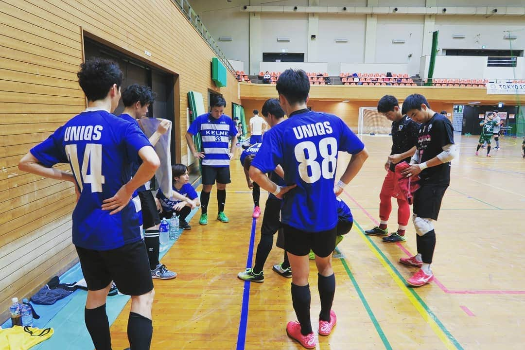 ユニクスさんのインスタグラム写真 - (ユニクスInstagram)「#フットサル北区リーグ 第二戦 2020.8.23 #引き分け  北区リーグ2020/2021シーズン⚽  第ニ節 VS 十条FC(都3部) △3-3(2-2)  トータル 1勝1分  過去一度も勝てたことがない北区の古豪 十条FCさんと試合でした⚽  0-1 先制されてから 1-1  前半のうちに逆転‼️  2-1 2-2  で前半終了  後半すぐに得点 3-2  その後、決定機をつくるも追加点奪えずに終盤失点 3-3  後半終了  勝利への道が少し見えてただけに勝ちきれなかったことは残念ですが、チームは今までで一番強度高くプレーできました💪  まだまだ、強くなる予感です😄  応援ありがとうございました。  次節、未定  #フットサル #futsal #futsalleague #ユニクス #UNIQS #北区リーグ #フットサルチーム #トップチーム #北区フットサル #滝野川体育館 #フットサルリーグ #対戦チーム #十条FC #競技チーム #引き分け #ドロー #サポーター #応援 #募集中 #通算 #1勝1分 #目標 #今年も #勝ち越し」8月24日 17時35分 - fc.uniqs