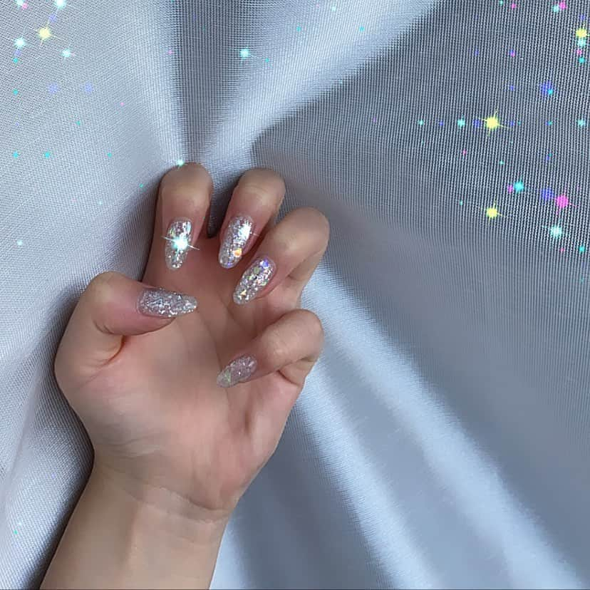 髙塚夏生さんのインスタグラム写真 - (髙塚夏生Instagram)「. #こちら#newnail#でございます#💅🏻  #夏ネイル#ホログラム#で#キラキラ #めっっっちゃ#可愛い#ほんと #最近#暑すぎ#早く#夏#終わんないかな #今日#早起き#したから#家#掃除#した #今から#スーパー#行く#つもり#水族館#行きたい」8月24日 12時07分 - _natsuki829