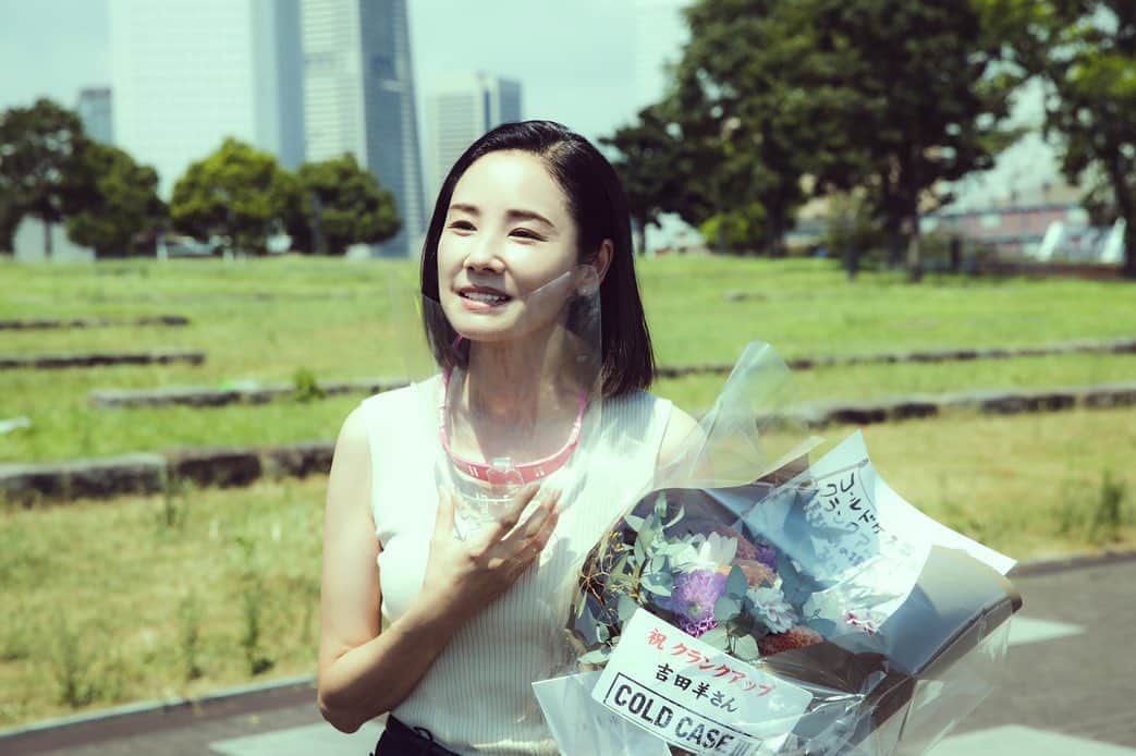 連続ドラマW コールドケース ～真実の扉～のインスタグラム：「#WOWOW 開局30周年記念「#連続ドラマW　#コールドケース３ ～真実の扉～」﻿ ﻿ 遂にクランクアップ💡﻿ 先日約６か月にも及ぶ撮影を終え、無事にクランクアップを迎えました✨﻿ メインキャストからの感謝のコメントと晴れやかな笑顔の現場写真も到着致しました🤩﻿ ﻿ 【#吉田羊　コメント】﻿ 本当に半年間ありがとうございました。コロナという大変な時期でしたけれども、２か月の自粛期間を経て無事に撮り終えられたのはやっぱり“コールドケース”という作品がもつ底力だと思いましたし、コロナがあったことで逆にシーズン３で皆様との絆がより深まったなと感じております。またそれは自己満足ではなく、ゲストでいらっしゃった皆様が口を揃えて「本当に良いチームだね」と言って下さるのが何よりも嬉しい感想でした。シーズン３が成熟できたのは本当に１人ひとりのプロ意識の賜物だと思っております。このチームとまた再会できるのを心から願っております。願わくばシーズン９とまでは言いませんので、シーズン４をやってファイナルで映画化できればいいなと思っております（笑）。ＷＯＷＯＷさんよろしくお願いします。皆様とご一緒できたことを本当に感謝しております。そして皆様のことを本当に心から誇りに思います。本当にありがとうございました。﻿ ﻿ 【#永山絢斗　コメント】﻿ 新しく入ったスタッフの皆様含め、シーズン１から一緒にやってきた皆様、本当にありがとうございました。本当に皆様の愛に救われてここまでやってこられた気がしています。それに先輩方の現場への愛や、振る舞いがすごく勉強になりましたし、とても身になったと思っています。今回もただじゃ終わらない現場でしたけど（笑）、とっても楽しかったです。またシーズン４で、また続きでお会いできるように頑張りたいと思います。﻿ ﻿ 【#滝藤賢一　コメント】﻿ 本当にシーズン１、シーズン２の立川を超えられるのかということだけが不安でしたが、これはもうシーズン３でまた立川が人気出ちゃうなと（笑）。本当に皆様に助けられましたし、そしてまだまだこの立川という役をこのメンバーと一緒にやっていきたいと思っておりますので、シーズン４なのか映画化なのか分からないですけど、また皆様とお会いできるのを楽しみにしております。ありがとうございました。﻿ ﻿ 【#光石研　コメント】﻿ 皆様お疲れ様でした。１、２ときて３、本当に楽しかったです。本当に憎きコロナですけど、２か月半撮影が延びて、ずーっとテーブルにコールドケースの台本があって、なんか長く楽しめた分、嬉しかったです。そしてこんなに俳優ファーストな現場もないと思っております。愛を感じております。また皆様と４、５、６、７、８、９までいきましょう（笑）！それまで待っておりますので、僕も俳優としての体力をつけて準備しておきます。どうぞ皆様よろしくお願いします。本当にありがとうございました。﻿ ﻿ 【#三浦友和　コメント】﻿ 皆様お疲れ様でした。間違いなくこのシーズン３で、レギュラー５人のチームワークがすごく熟してきた、完熟してきた。そういう時に、これで最後だなんてそういう気持ちにはなれないので、とにかくこのスタッフあっての我々だと思っております。こんなに居心地の良い仕事場っていうのは滅多にありません。ですので、ぜひ次に進みたいと思っておりますので、これはメンバー全員の総意だよね？ということで皆様、これからもどうぞよろしくお願いします。本当にありがとうございました。﻿ ﻿ #この作品、このチームだから乗り切れました﻿ #愛と絆に溢れた現場﻿ #本当にありがとうございました﻿ #宣伝にバトンタッチ﻿ #最高の作品をお届けします﻿ #絶賛準備中﻿ #皆様ぜひご期待ください﻿ #coldcase3」