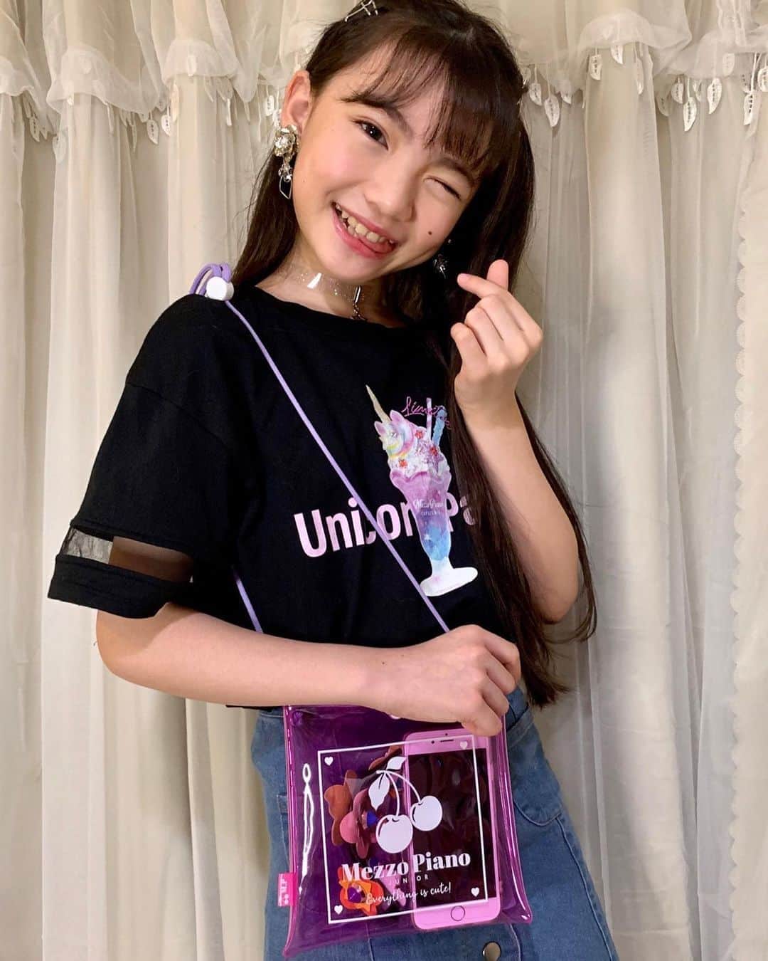 ニコ☆プチのインスタグラム：「今日はあんにゃのプチモのふろくの使い方を紹介するよ〜😚 あんにゃは携帯をいれるのに活用してるみたい👀✨  サコッシュに合わせたコーデにしてみたよ☺️ サコッシュが主役になるように、洋服の色はシンプルにしたよ✨ 私は携帯とモバイルバッテリーを入れて使うよ💕クリア素材だからお気に入りの携帯ケースも見せられるよ💓  #ニコプチ #ニコプチふろく #プチモのふろくの使い方  #ニコプチふろくのある生活  #メゾピアノジュニア #mezzopianojunior  #ふろく #あんにゃ」