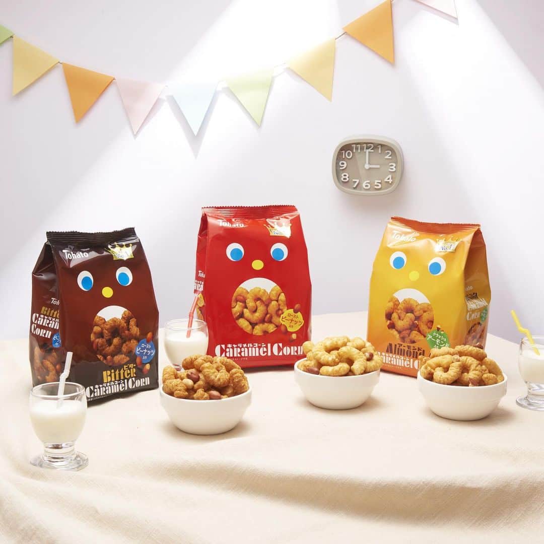 のインスタグラム：「. Make Your Sweet Memories.🍯 . 1971年発売のキャラメルコーンは来年で発売50周年を迎えます✨  この度、キャラメルコーンはおいしさの3大要素「コーンパフ」「キャラメルシロップ」「ローストピーナッツ」の製法をイチから見直し、さらに進化したおいしさにリニューアル致します❣️ . そして！！！ 香ばしい「アーモンドキャラメルコーン」、ほろ苦い「ビターキャラメルコーン」が仲間入り❤️🧡🖤 . 🧡アーモンドキャラメルコーンは、ローストピーナッツの代わりに、香ばしい"クラッシュアーモンド"を加えました！抜群の香ばしさが魅力です🍃 . 🖤ビターキャラメルコーンは、焦がしキャラメルペースト入りです。ほろ苦さと甘さの絶妙なバランスに、ローストピーナッツの香ばしさが加わり、奥行きのある味わいがお楽しみいただけます☕️🥜  . 3種類の食べ比べもオススメです🌽 .  これからも、やさしい甘さで、 ココロを満たしてくれるおいしさを届け続けます☺️🌟 . 8月24日発売  . 東ハトサイトにキャラメルコーンのページができました、プロフィール記載のURLからぜひご覧ください🙌🏻 . #東ハト#tohato#キャラメルコーン#リニューアル#アーモンドキャラメルコーン#ビターキャラメルコーン#新発売#1971年#発売#来年#発売50周年#おうちじかん#おうちおやつ#お菓子#おうちおかし#甘党部#スイーツ部#ローストピーナッツ#ピーナッツ#クラッシュアーモンド#アーモンド#コーンパフスナック#売上NO1ブランド#3時のおやつ#おやつタイム#caramelcorn#sweets#makeyoursweetmemories」