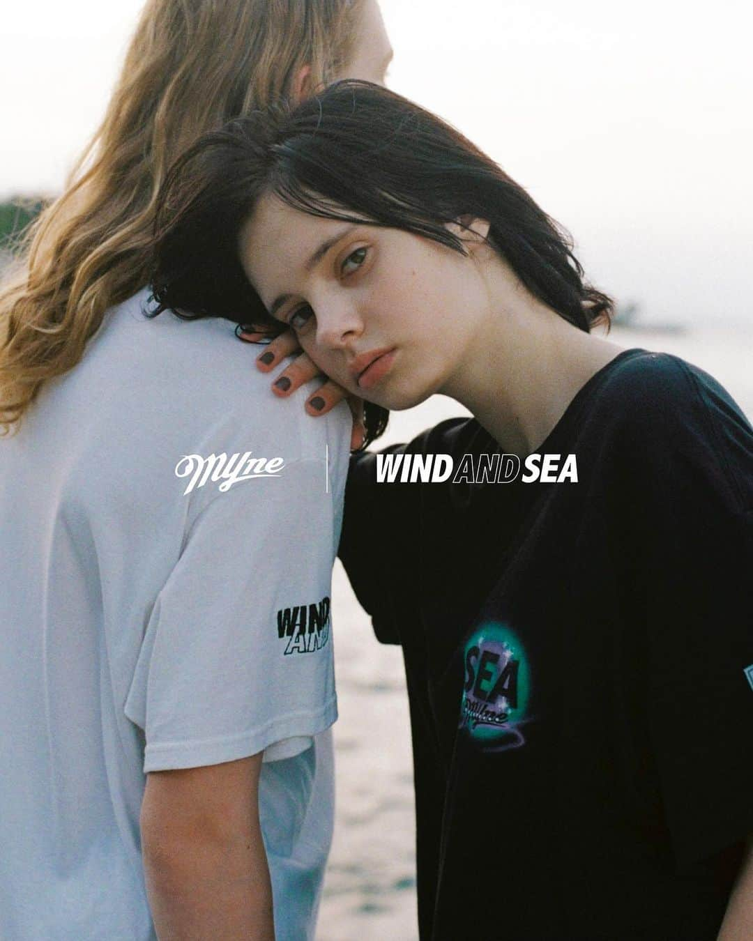 kojiのインスタグラム：「@windandsea_wear × @myne.official  今週末から発売致します！！ 2020.8.29(SAT)  今回グラフィックはMYneがSEAのロゴを用いて落書きしたイメージにしました。 ロゴ部分は全てハンドメイドのエアブラシ加工でプリントし一点一点風合いが変わります！ VISUALは @aoki_syuya くんを起用し全てフィルムでグラフィックのイメージに合ういいテンションになりました。  @takashikumagai_official  ありがとうございます。  photographer @aoki_syuya  styling @yuji_yasumoto  hair&make @uenochika  model @martadelete  model @nikita_zinov   #windandsea #myne」