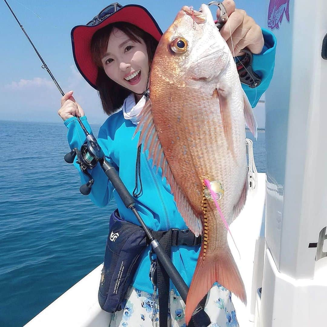 井上直美さんのインスタグラム写真 - (井上直美Instagram)「夏タイラバ♡気持ちいい〜♡♡♡ ネクタイもトロピカルなピンクとオレンジ(*´꒳`*) 　#釣り　#釣りガール　#タイラバ　#真鯛　#テイルウォーク　#タイゲーム　　#サンヨーナイロン　#イチカワフィッシング　#釣り好きな人と繋がりたい  #井上直美」8月24日 12時20分 - naochingyo