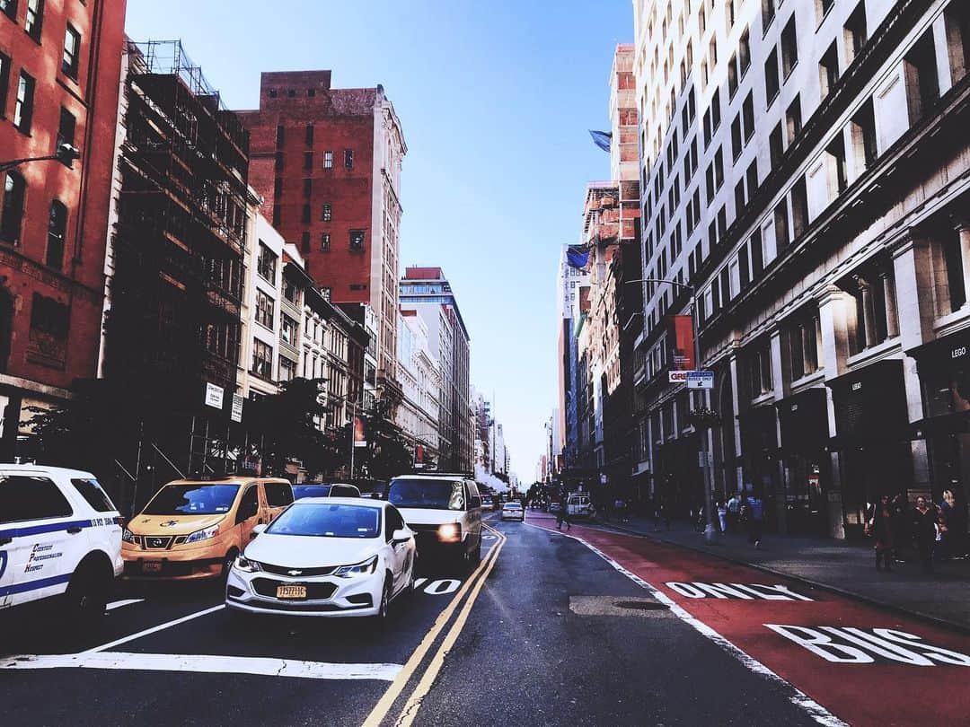 のインスタグラム：「🏢﻿ ———————————————————————﻿ ﻿ ﻿ ﻿ ﻿ ﻿ ﻿ #niceview #street #nyc #architecture #bluesky #building #mondaymorning」