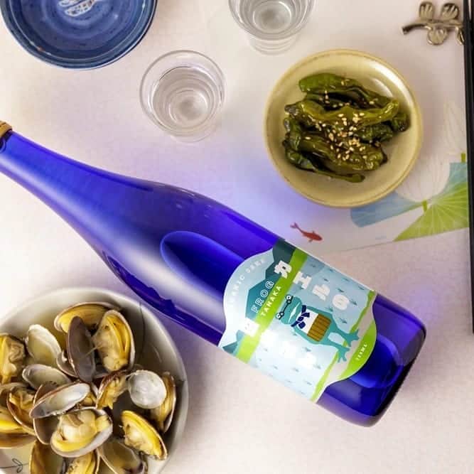 KURAND@日本酒飲み放題さんのインスタグラム写真 - (KURAND@日本酒飲み放題Instagram)「カエルラベルの日本酒🐸。 有機の自然派酒です。  「カエルの田中さん」は昔ながらの やり方でお米をつくり続ける、 すこし頑固なおじさんガエルです。  農薬や化学肥料を使わない、 自然なやさしい味わいで、 田んぼに住む生き物たちに大人気です。  そんな素敵なお米とストーリーで オーガニックで素朴な滋味を追及した 有機認定の自然派日本酒です。  田中さんの夢に寄り添えるよう、 最も環境負荷が少ない「リユースびん」 をボトルとして採用し、Co2排出量の 削減にも貢献しています。  素朴でやさしい味わいが特徴の オーガニック日本酒。余計なものは いれない、自然のまんまの味わいを じっくりとご堪能ください。  ーーーーーーーーーーーーーー  全国の酒蔵さんと共同開発した ここでしか飲めない ‘’‘お酒‘’ がたくさん。  お酒の一覧と詳細は下記から。 購入やギフト受付も可能です。  📱▶ @kurand_info﻿ ◀🖥 ﻿ ① 上記からプロフィールページへ飛ぶ ② トップのurlをクリックしてホームページへ！  #kurand #酒スタグラム #お酒 #オンライン #クラフト #お酒ギフト #商品紹介 #日本酒 #栃木 #天鷹酒造 #オーガニック #有機栽培 #有機認定 #お酒ライフ」8月24日 12時25分 - kurand_info