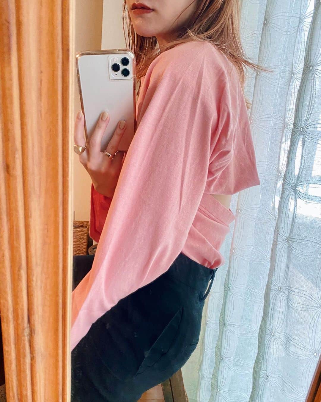のインスタグラム：「. 長袖バージョンで着てみた🌿 背中がちらっと開くのが可愛い🙆🏼‍♀️✨ インナーはもちろん @_overneath_ 👙 . 色々な着方できて面白いな〜◎ . #fumikauchida #fumika_uchida  #overneath #mihoc_fashion」