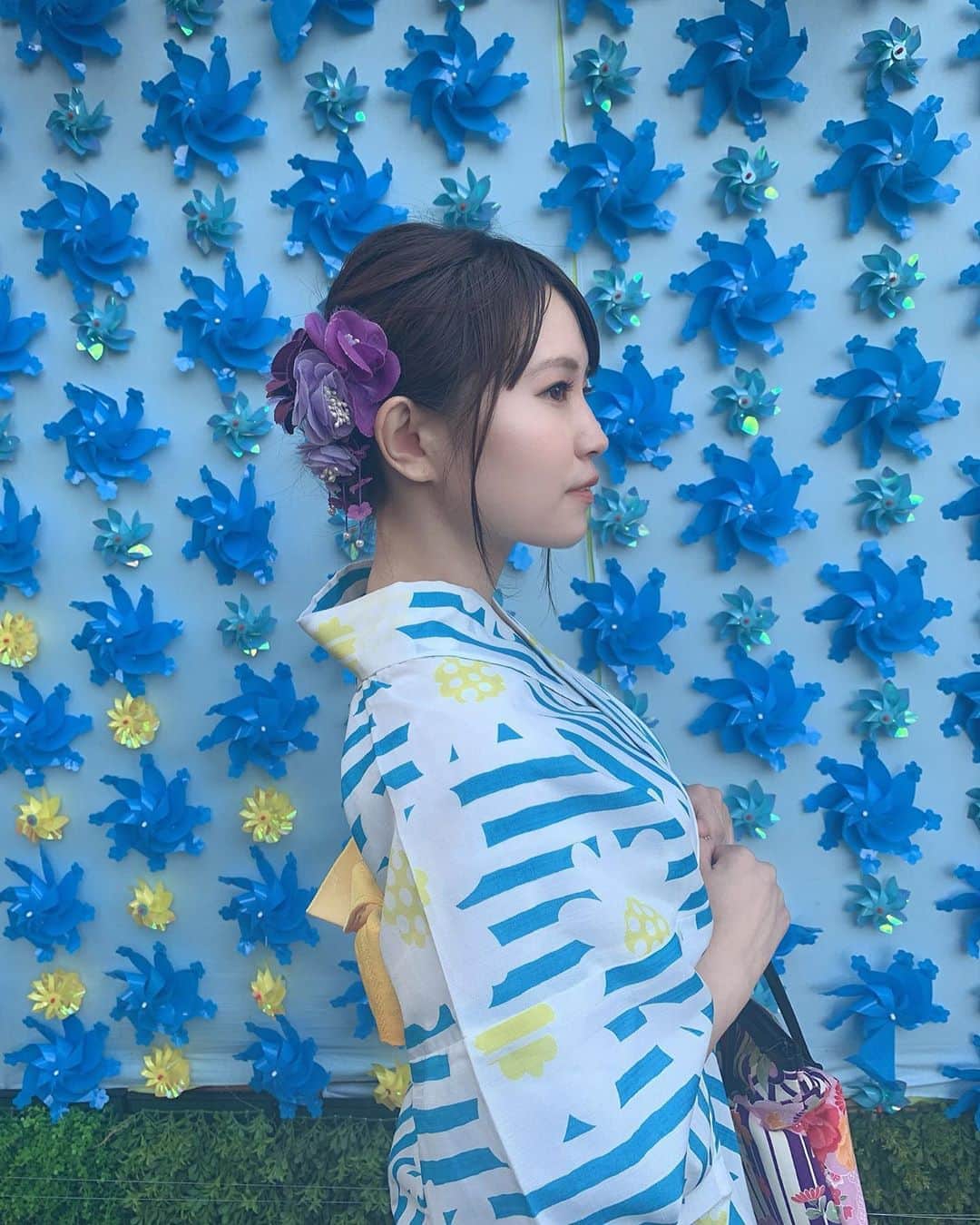 のインスタグラム：「🦋🦋🦋🦋 ・ 今年3回目の浴衣は 爽やかめの青のボーダーにしました🦋  前浴衣載せたとき 青とか紺系？の見たいってコメント 多かったからそれに近めの色にしてみたんだ〜  ・ 風車スポットが青になってた〜！ ・ 浴衣はあと2回着る予定があるんだけど 今年いっぱいきれてうれしいい  ： ： #浅草 #浴衣 #浴衣ヘアアレンジ  #팔로미 #팔로우 #패션 #메이크업 #jpn #粉我 #漂亮」